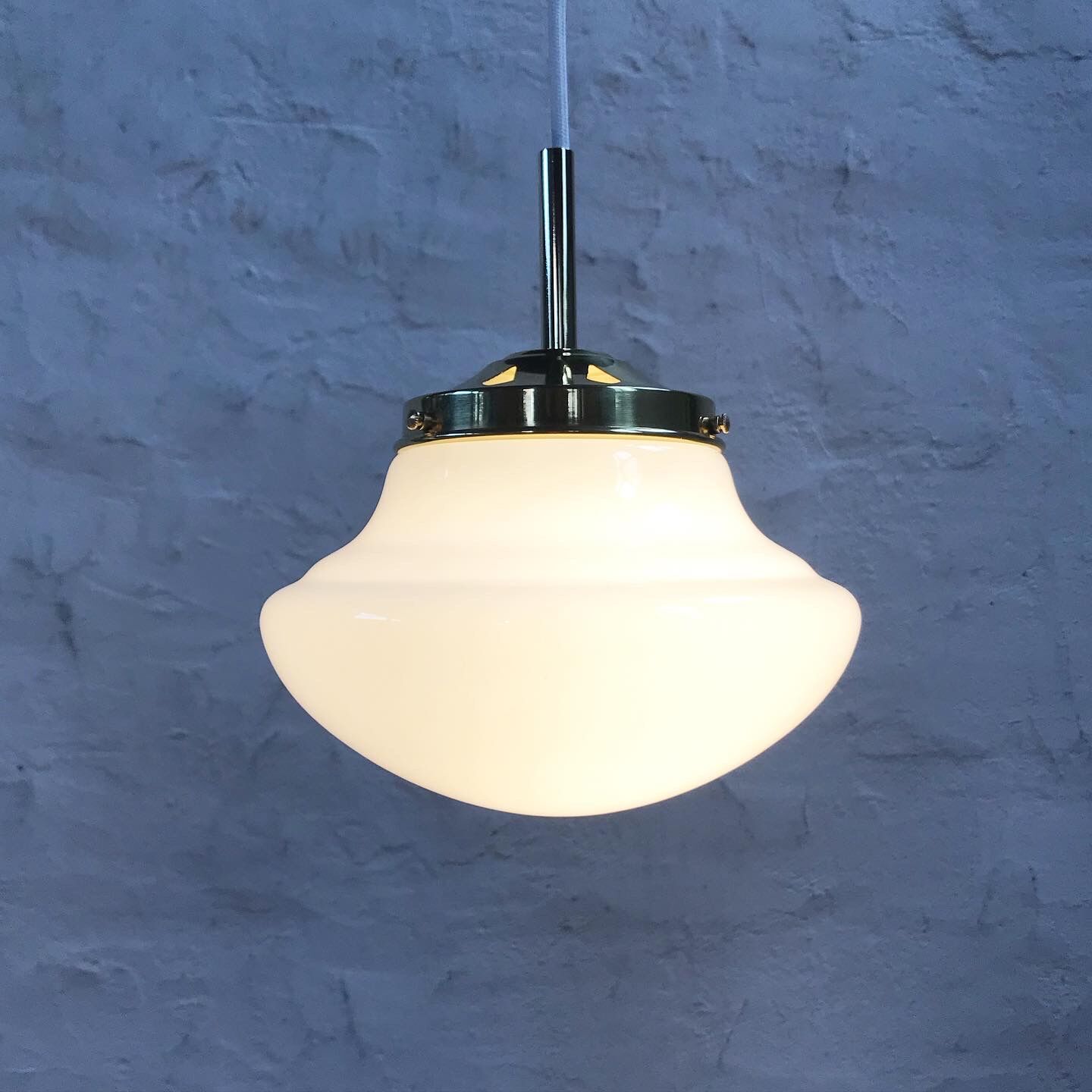 Opaline suspension