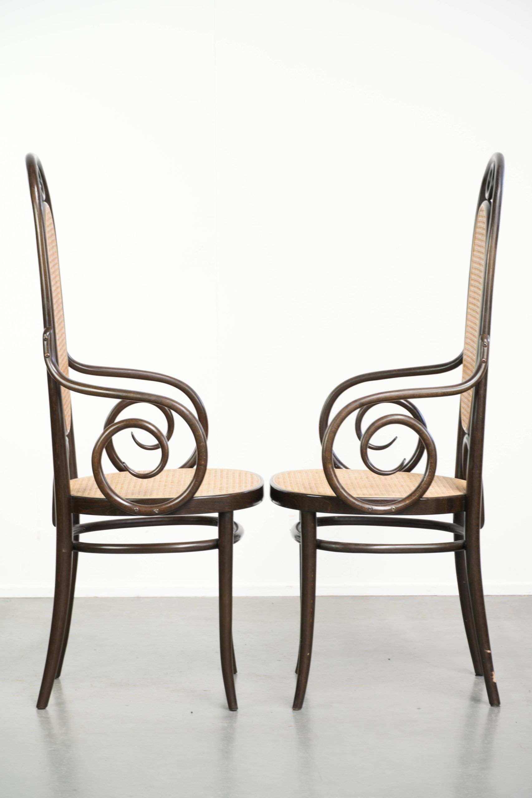 Ensemble de 2 chaises vintage originales design Thonet modèle Long John avec accoudoirs.