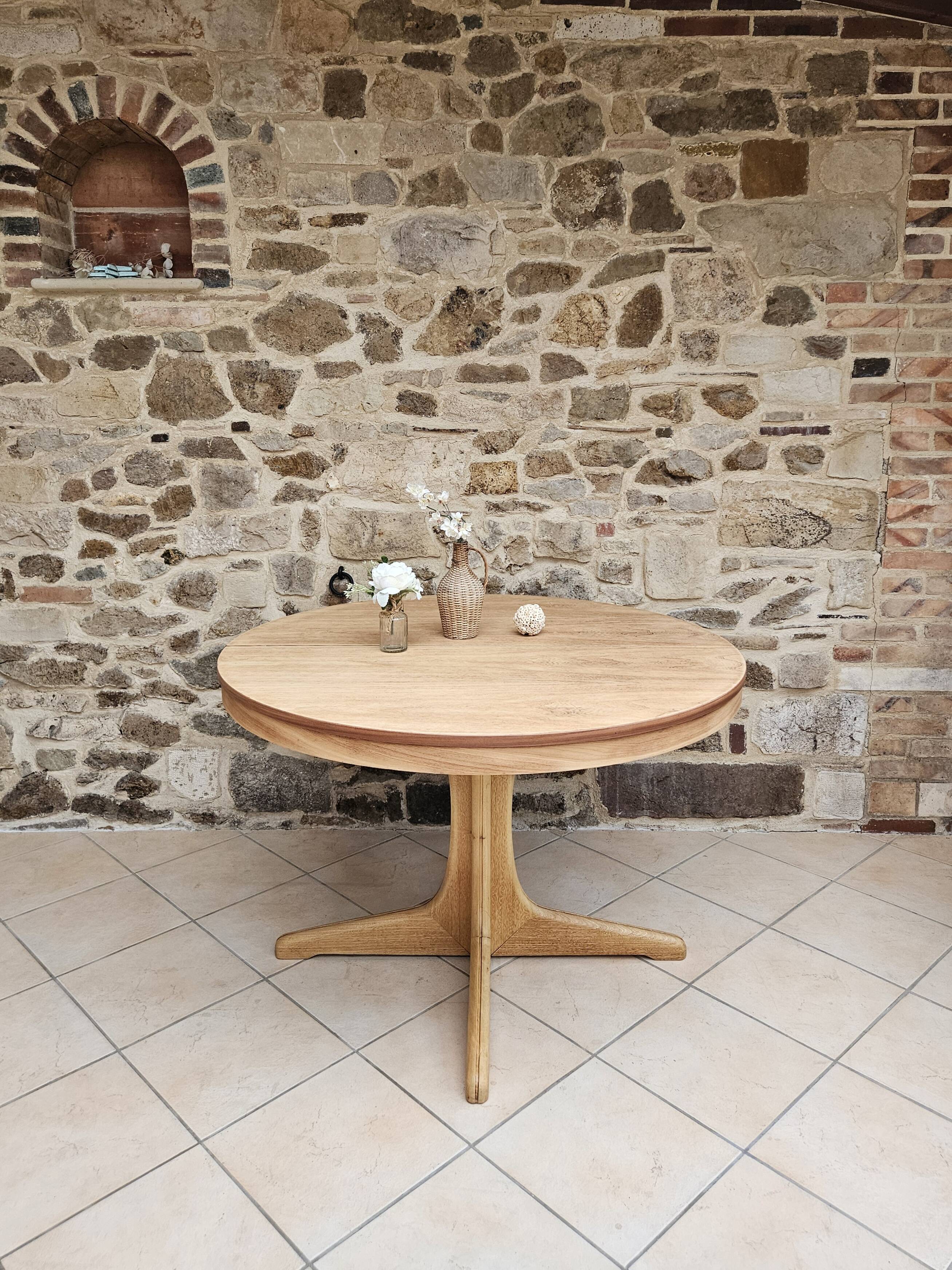 Baumann style round table