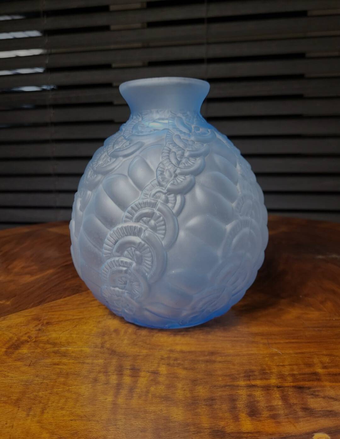 Vases art déco en persglas bleu givré avec décor floral