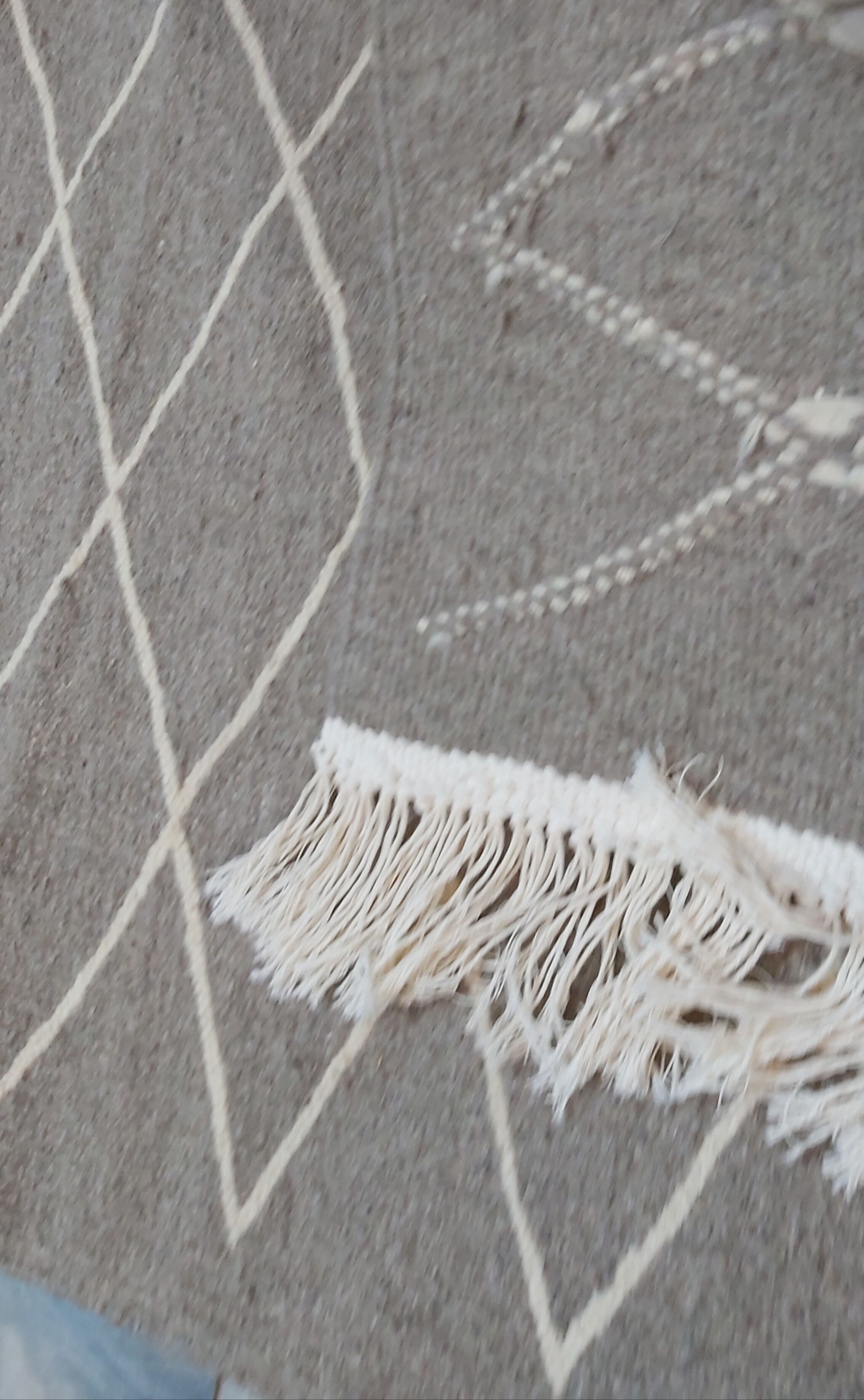 Grey and white bed downing carpet 73x139cm