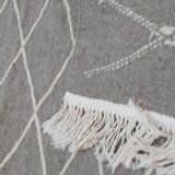 Grey and white bed downing carpet 73x139cm