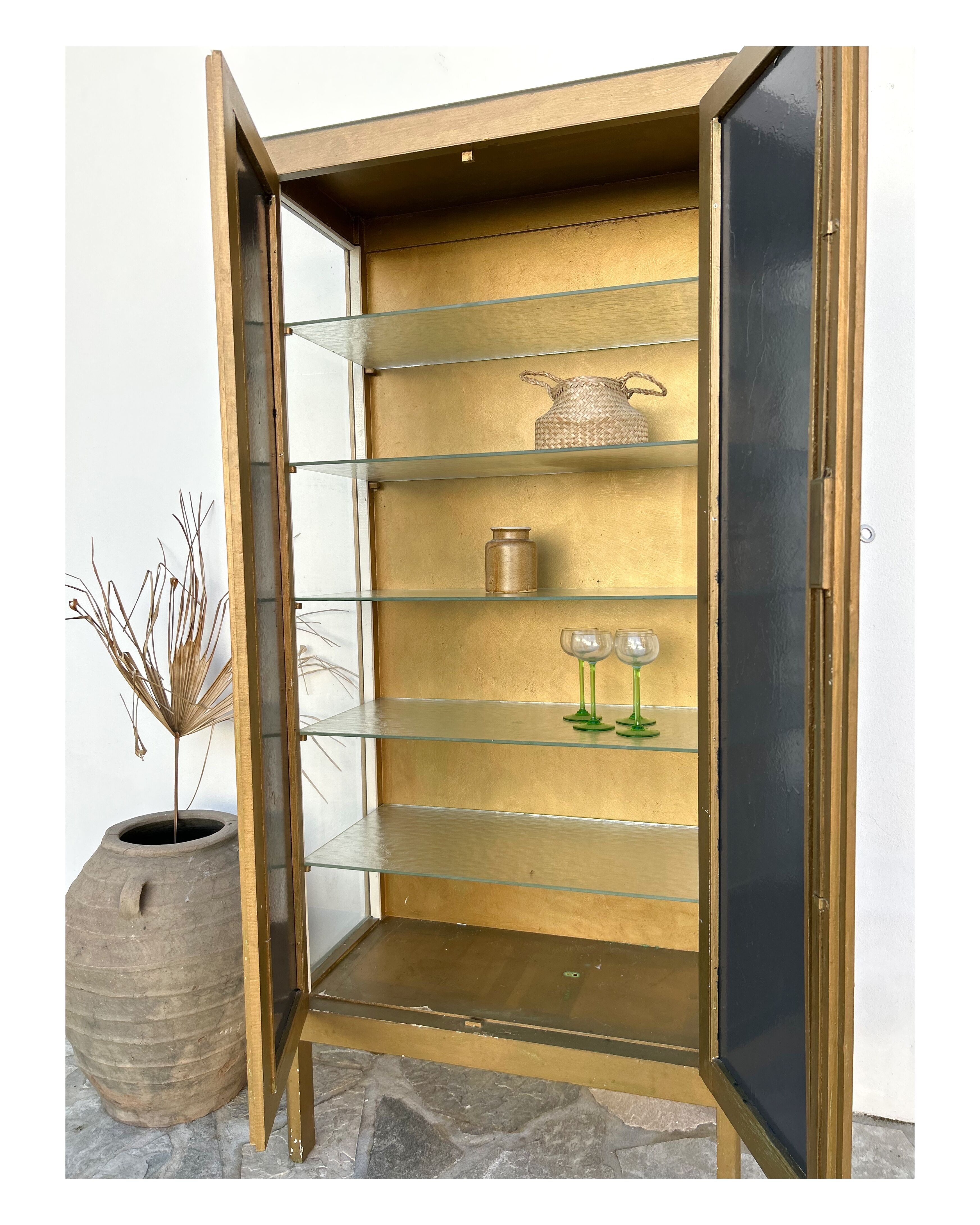 Pharmacy display cabinet