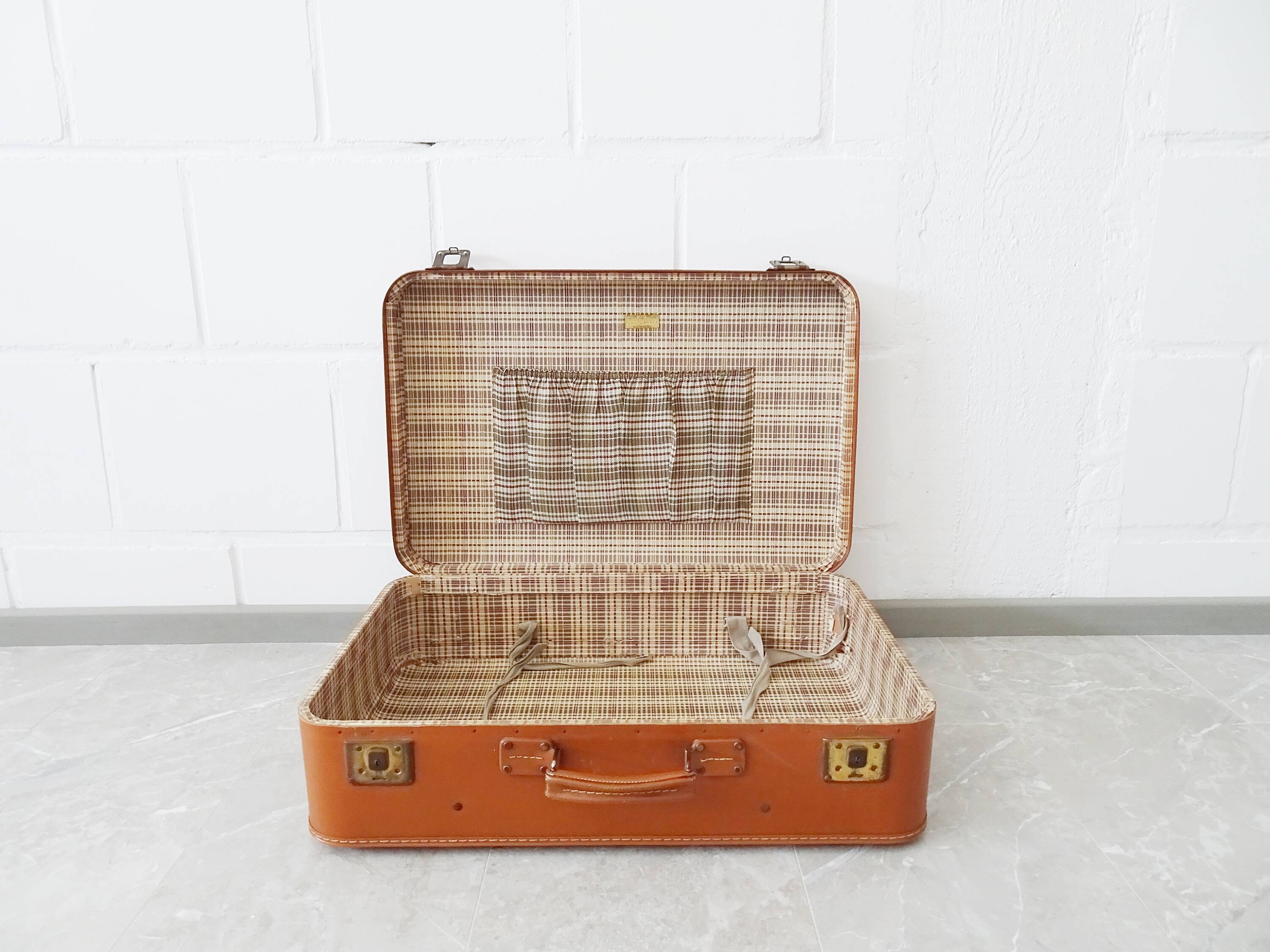 Valise de couleur cognac, valise dure