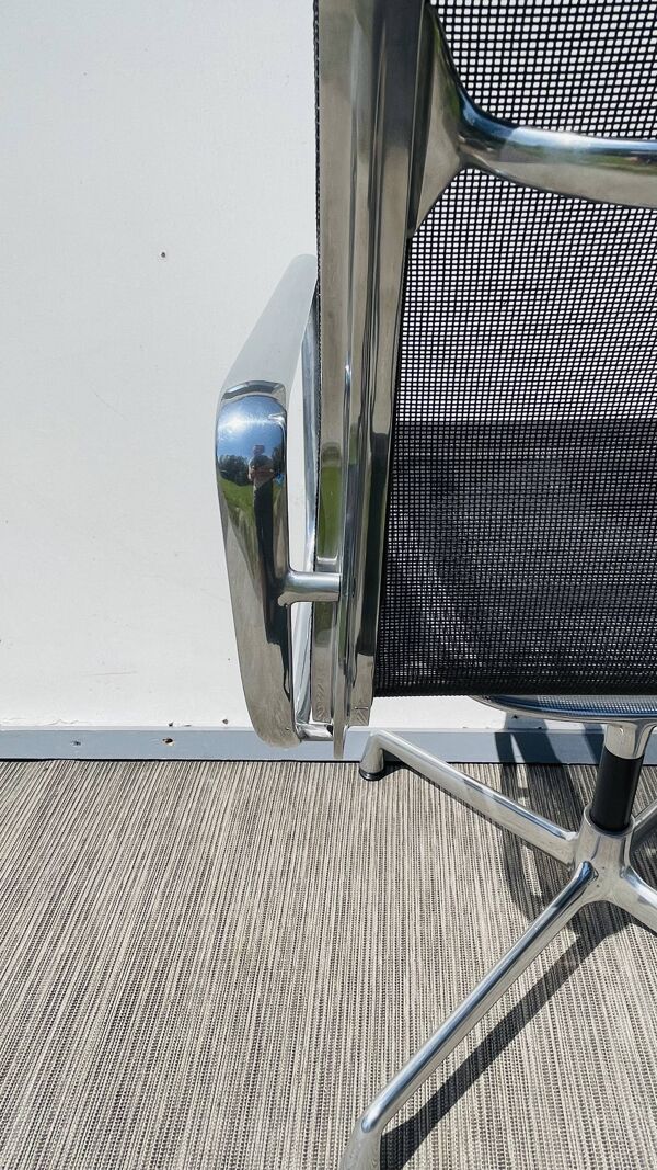 Paire de chaises Ch. Eames Alu Group résille Vitra Vintage