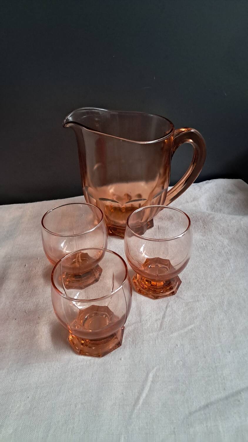 Carafe, verres et plateau en verre rose
