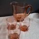 Carafe, verres et plateau en verre rose