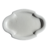 Plat ancien en faïence blanche craquelée de forme ovale chantournée