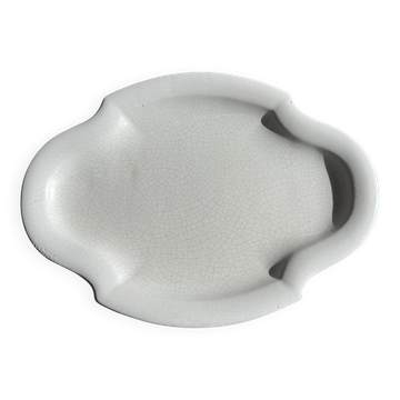 Plat ancien en faïence blanche craquelée de forme ovale chantournée