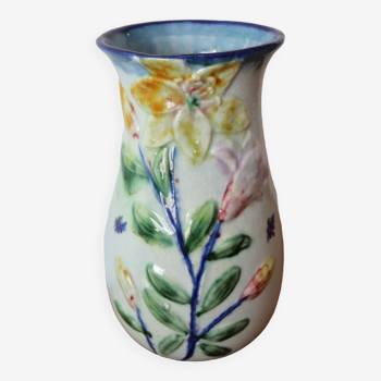 Vase ancien aux fleurs en barbotine signé