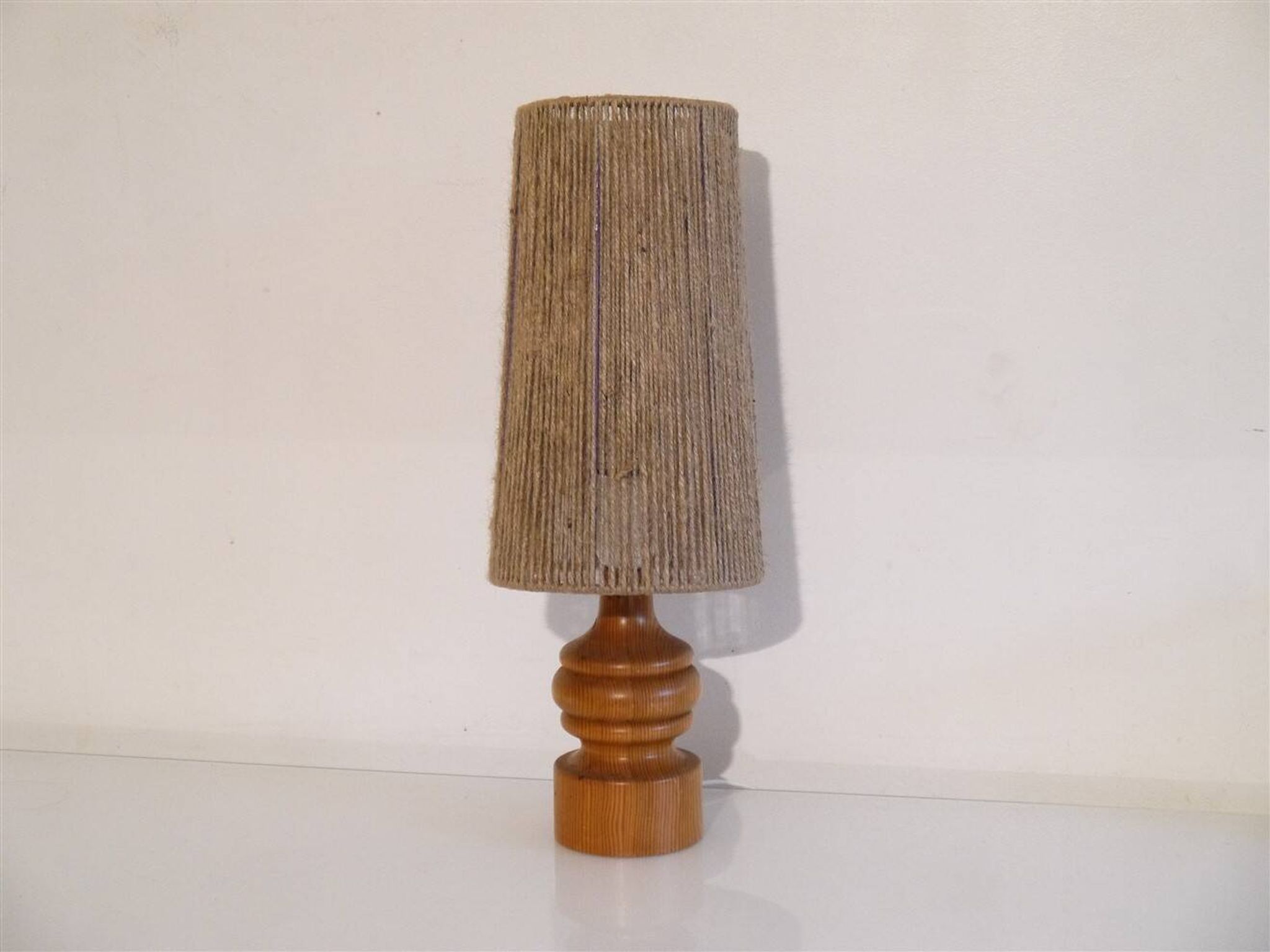 Lampe suedoise en bois tourné et corde 1960