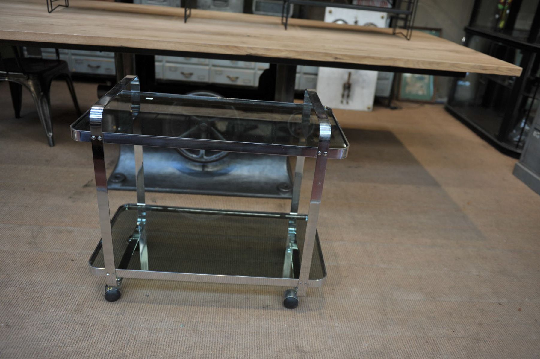 Service bar trolley in chrome metal and 1970s glass