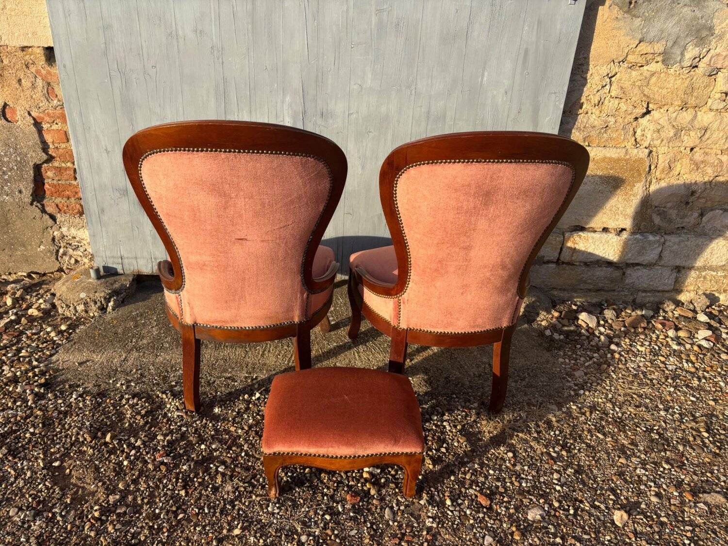 Paire de chauffeuses & pouf Louis-Philippe velours rose, XIXe