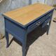 Bureau peint en bleu