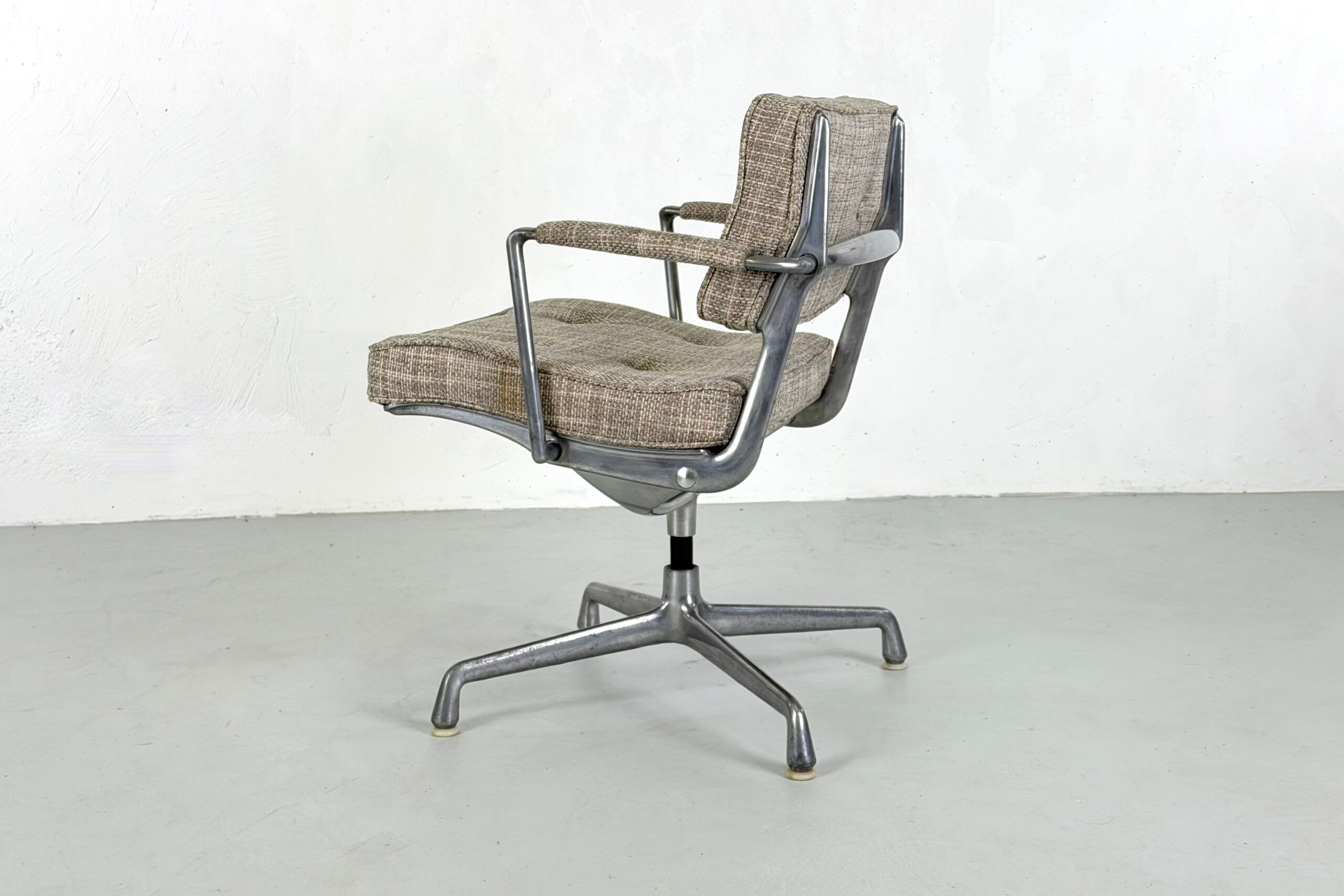 ES102 "Intermediate" office chair by Charles & Ray Eames for Herman Miller – 1960s