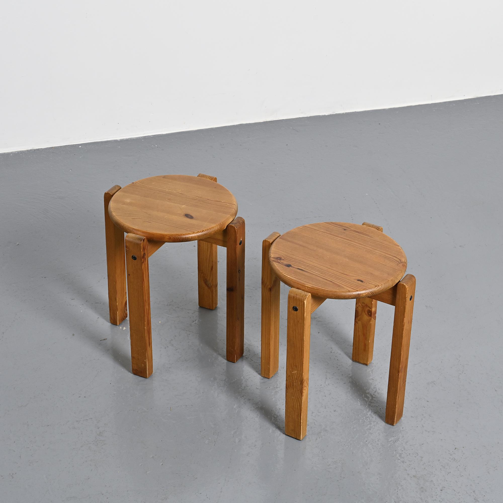Paire de tabourets en pin massif, France, circa 1970