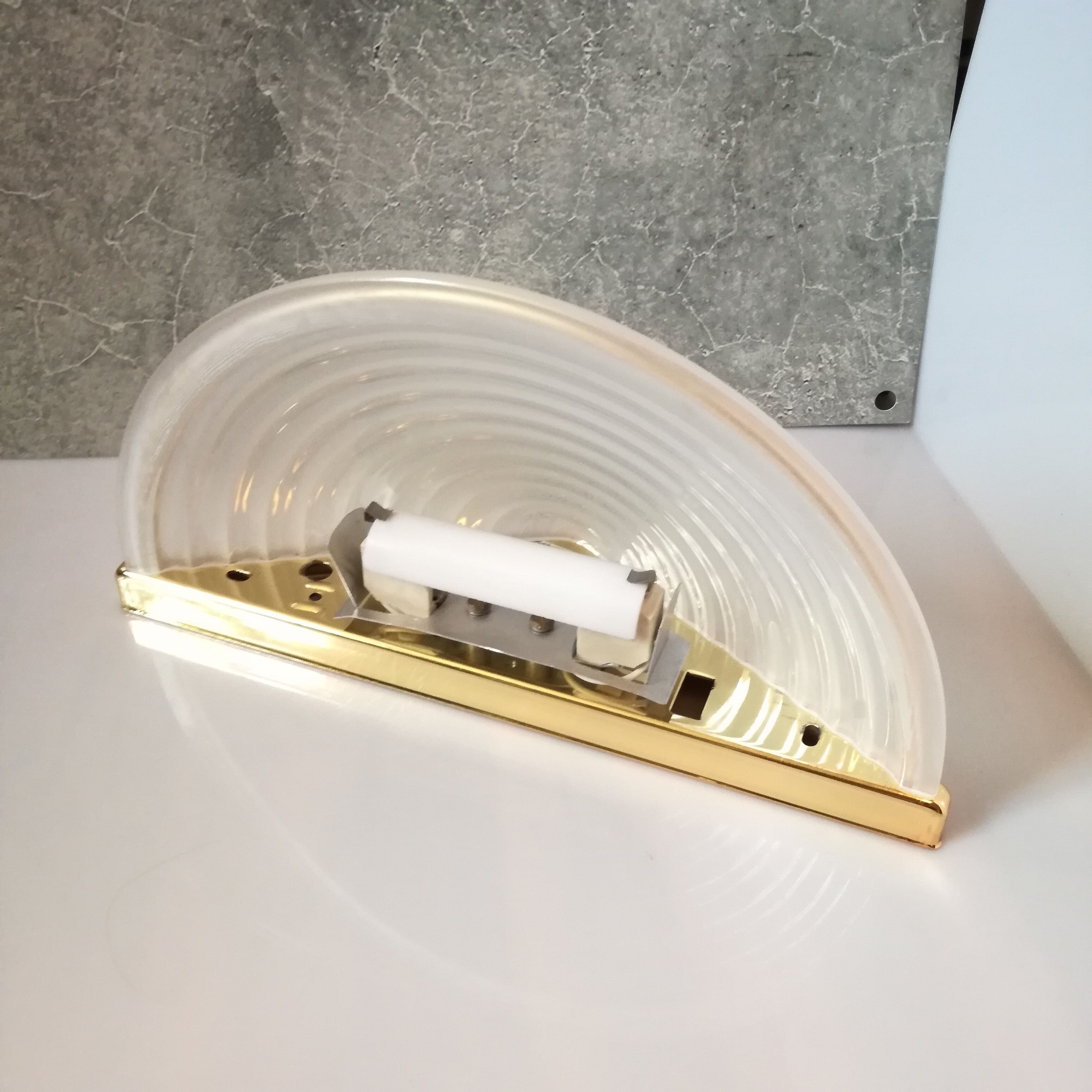 Half moon wall lamp in glass and gold metal L31