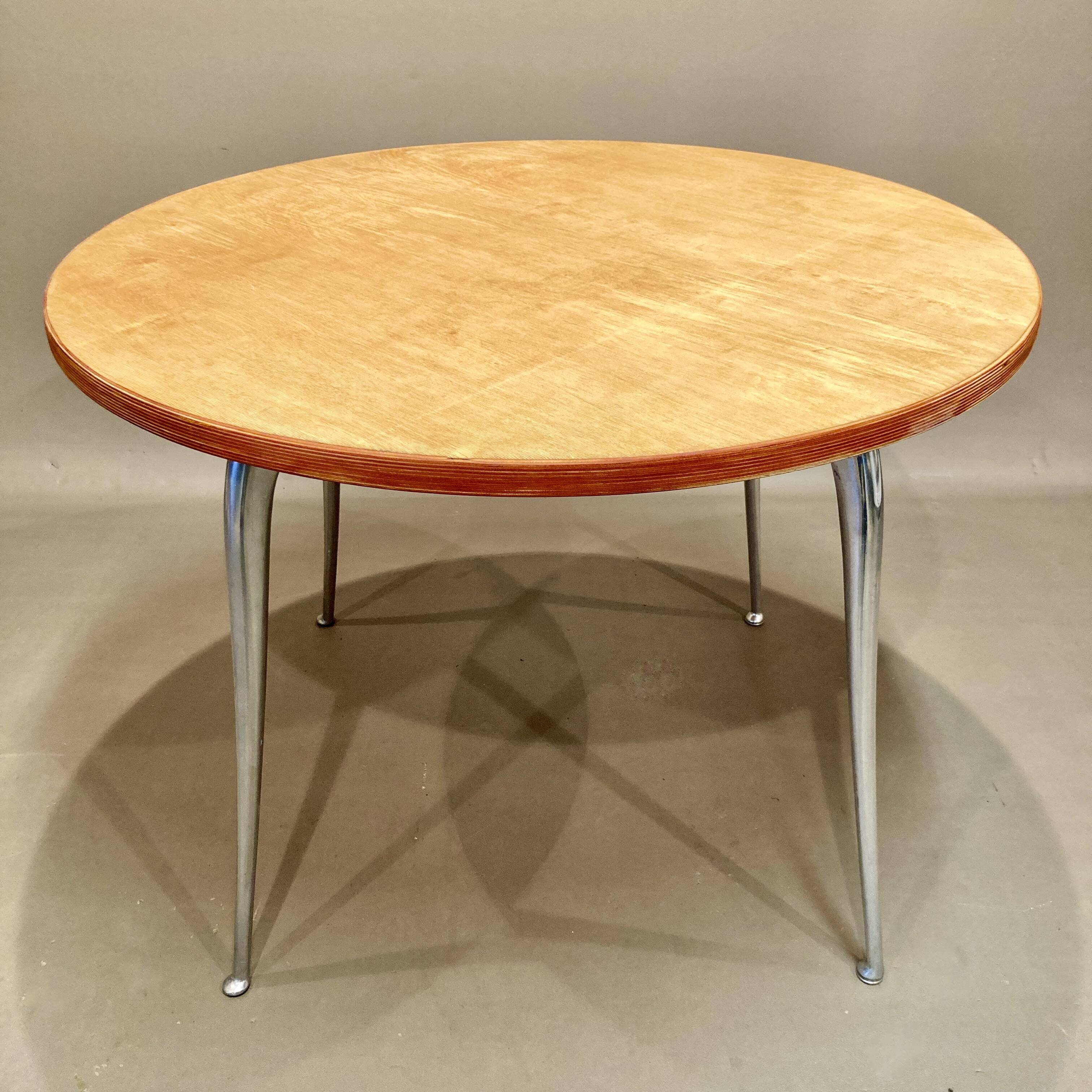 High table in solid raw wood and cast aluminum.