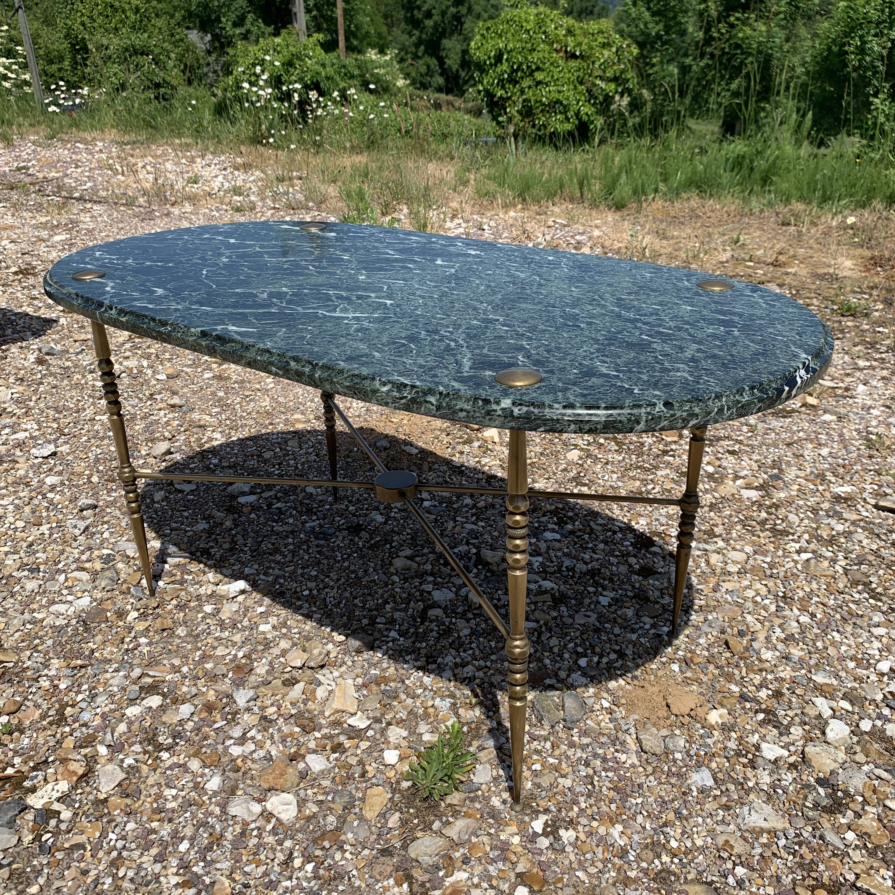 Oval coffee table in veined green marble
