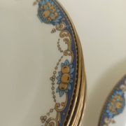 12 assiettes en porcelaine de Limoges à décor de guirlandes et de fruits