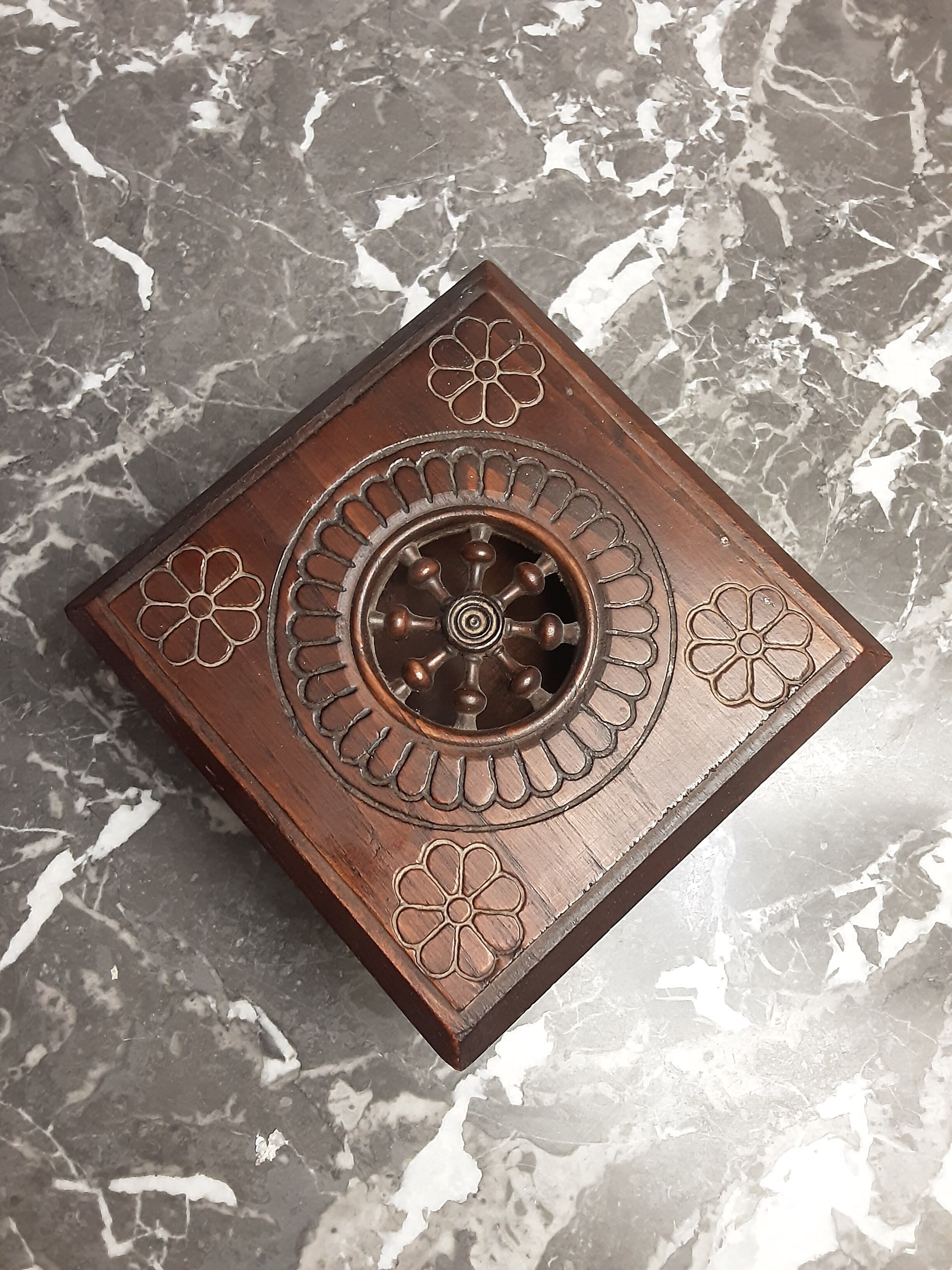Breton box in chiseled wood - vintage