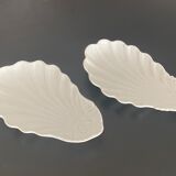 2 shell-shaped cups