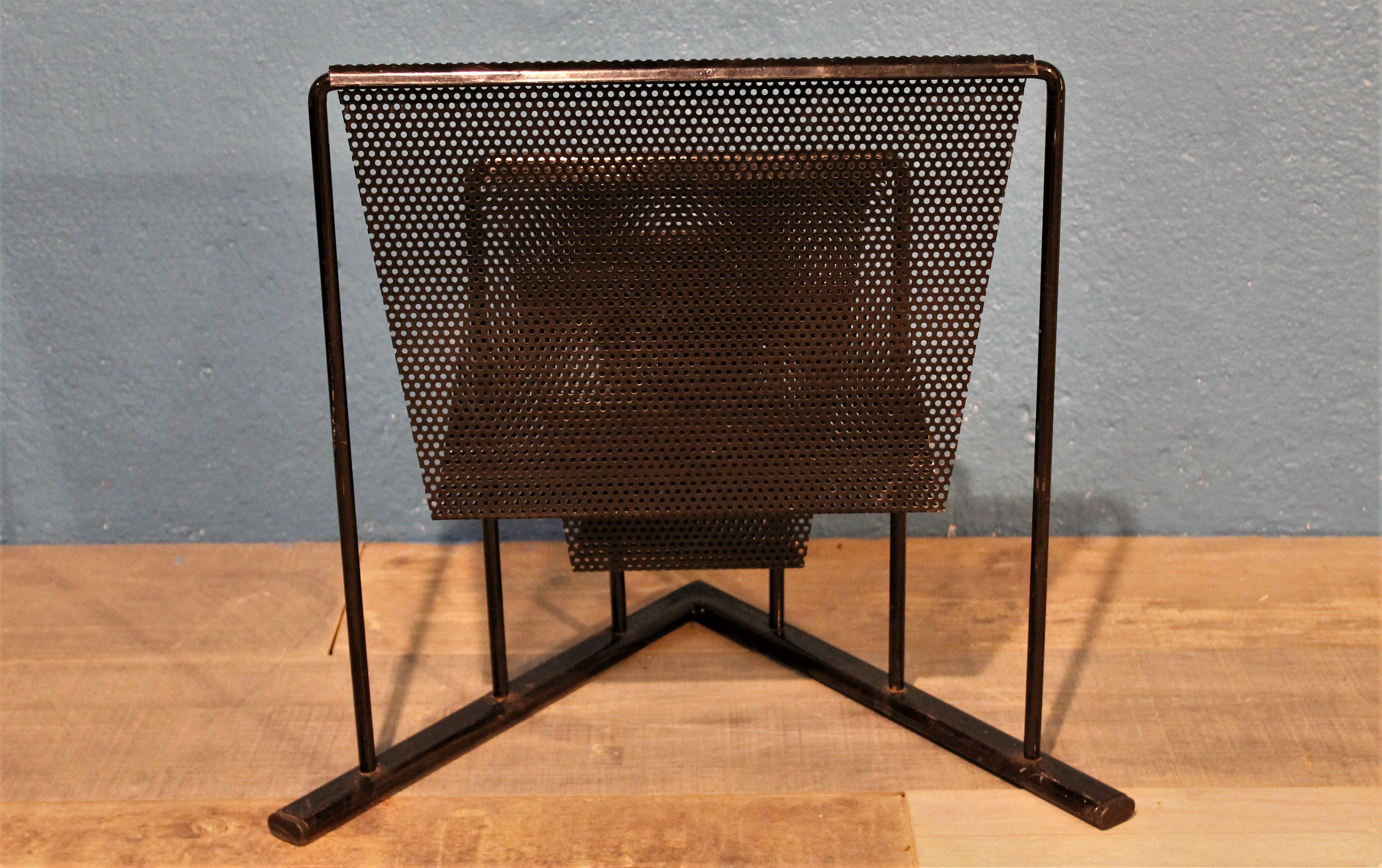 Porte revue métal perforé 1950