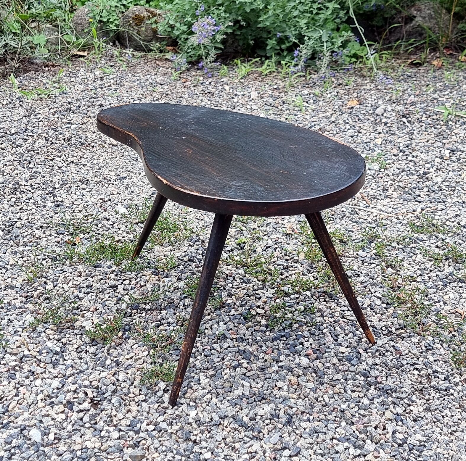 Small bean-shaped tripod harness