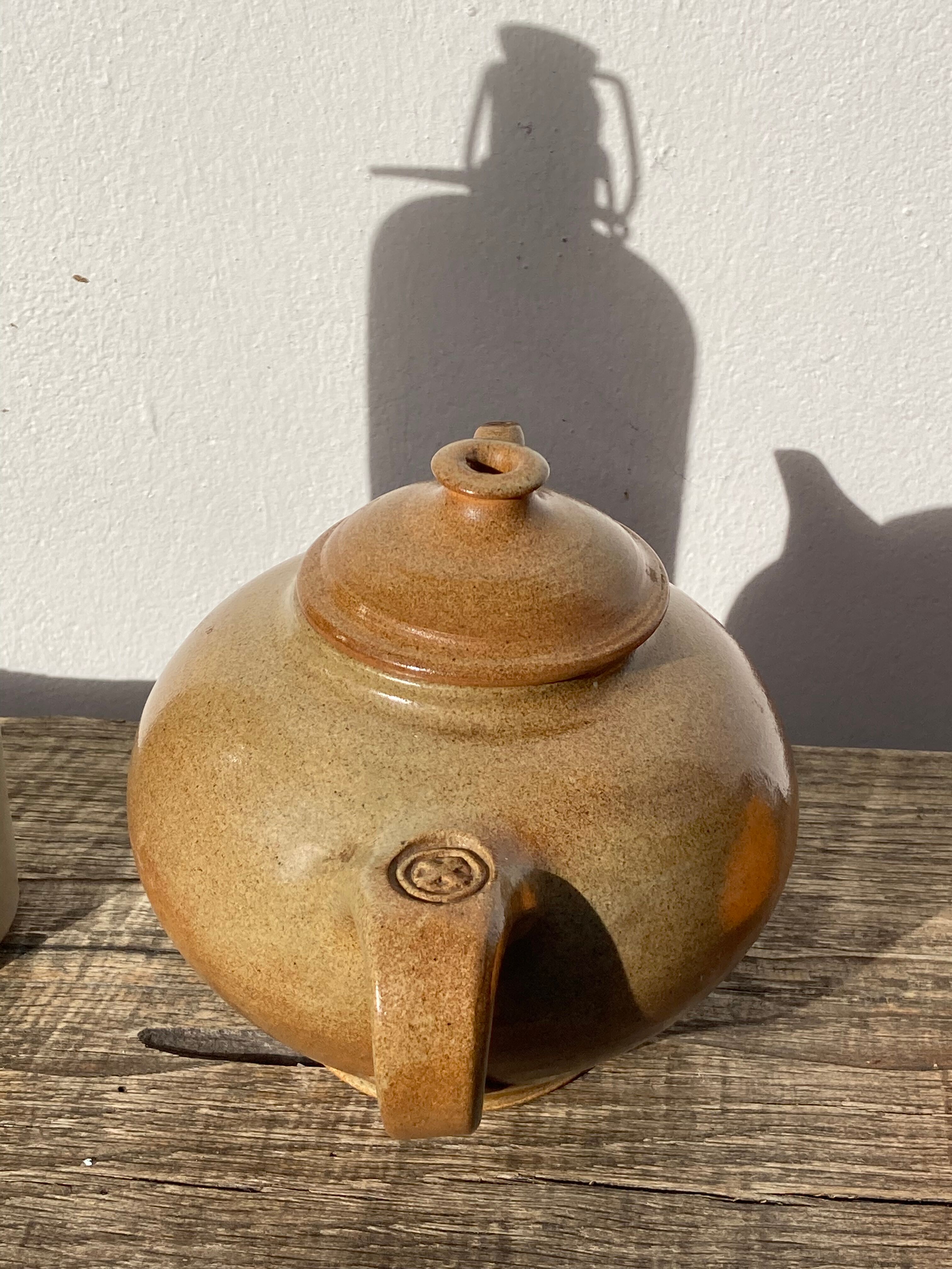 Théière vintage en grès Vallauris vintage signée 1960