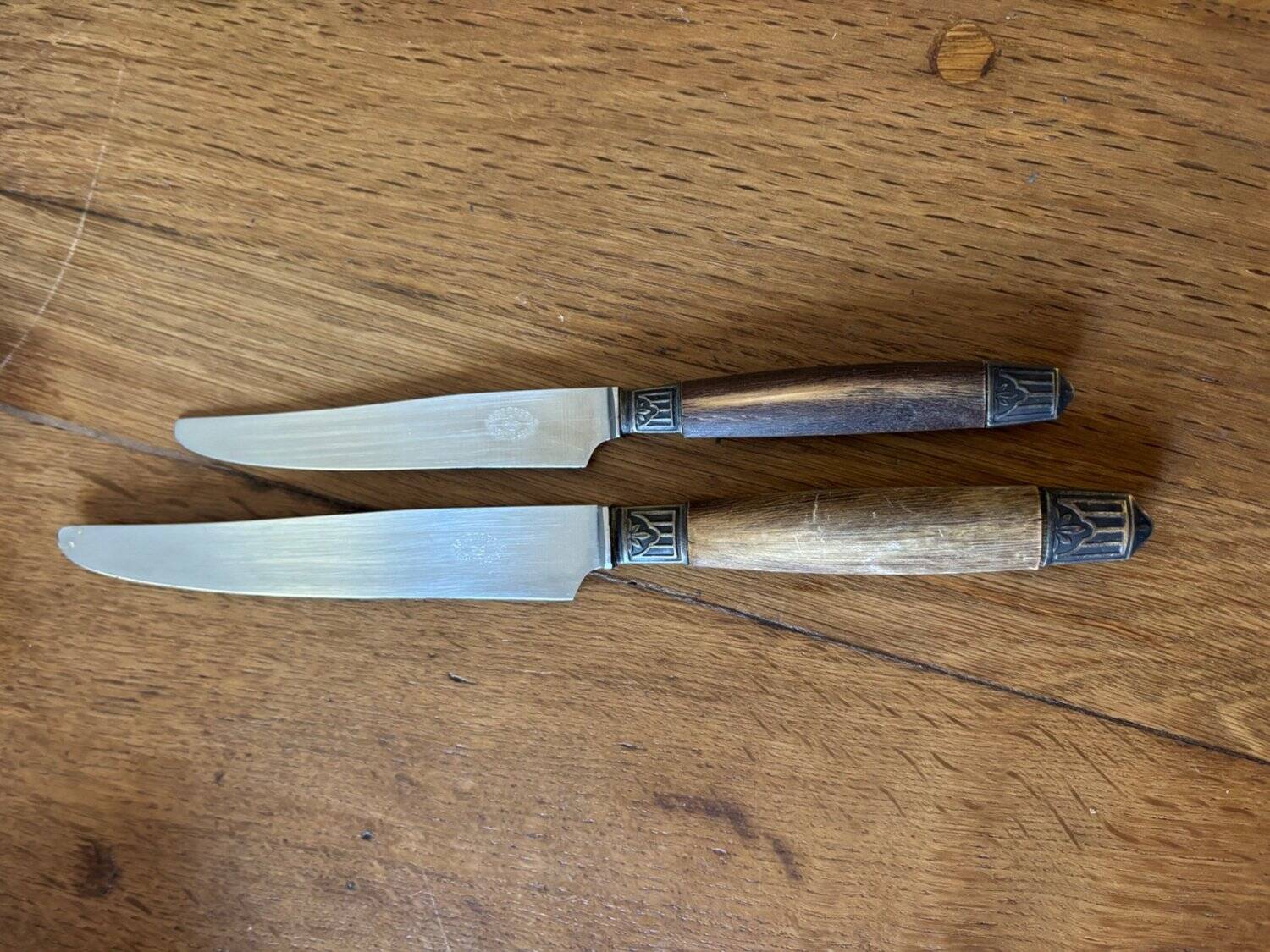Service of 24 Art Deco knives with wooden handles and engraved metal ferrules from 1930.