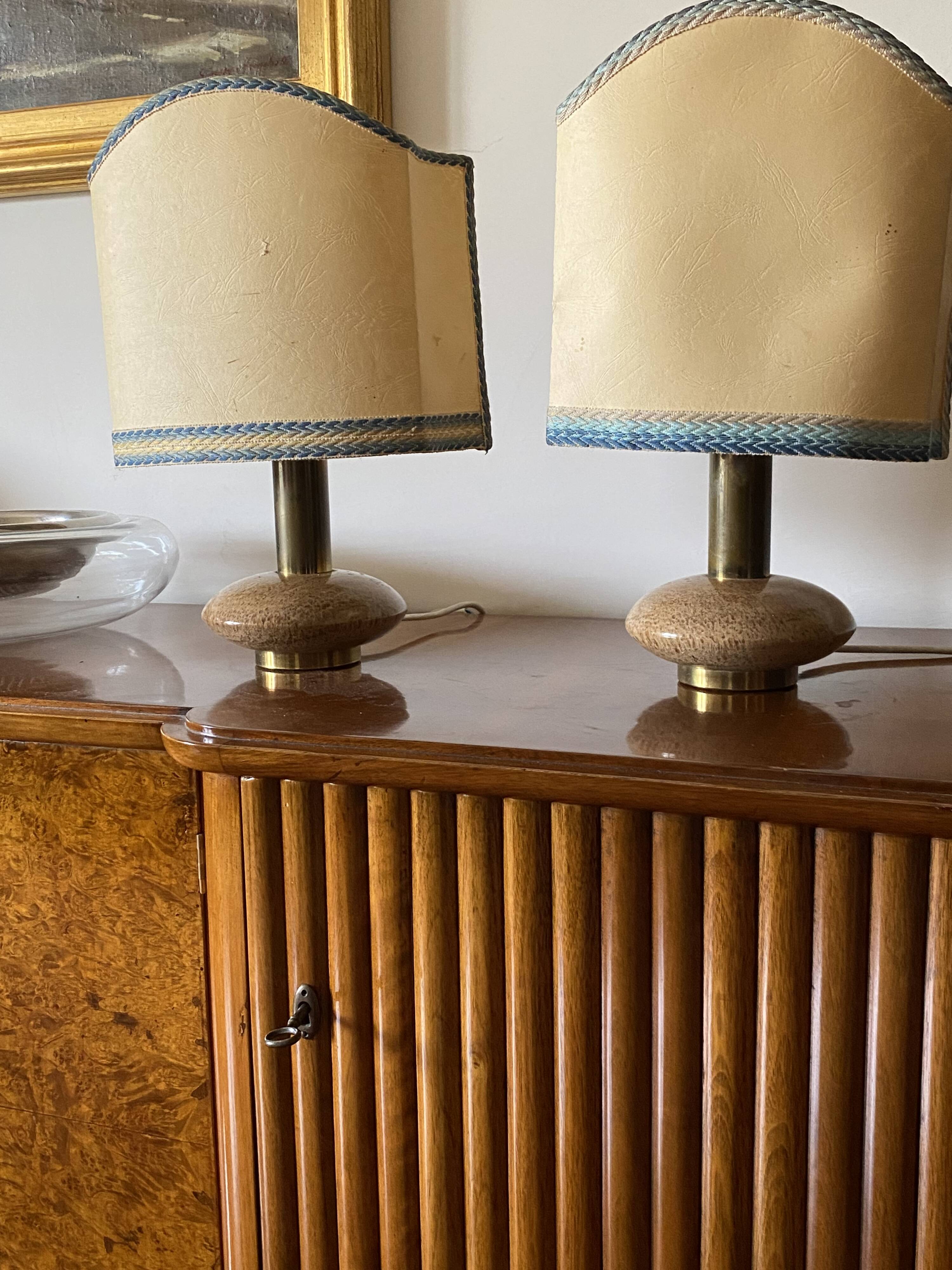 Ensemble de 2 pieds de lampes de table Hollywood Regency en granit rose et laiton, Italie 1970