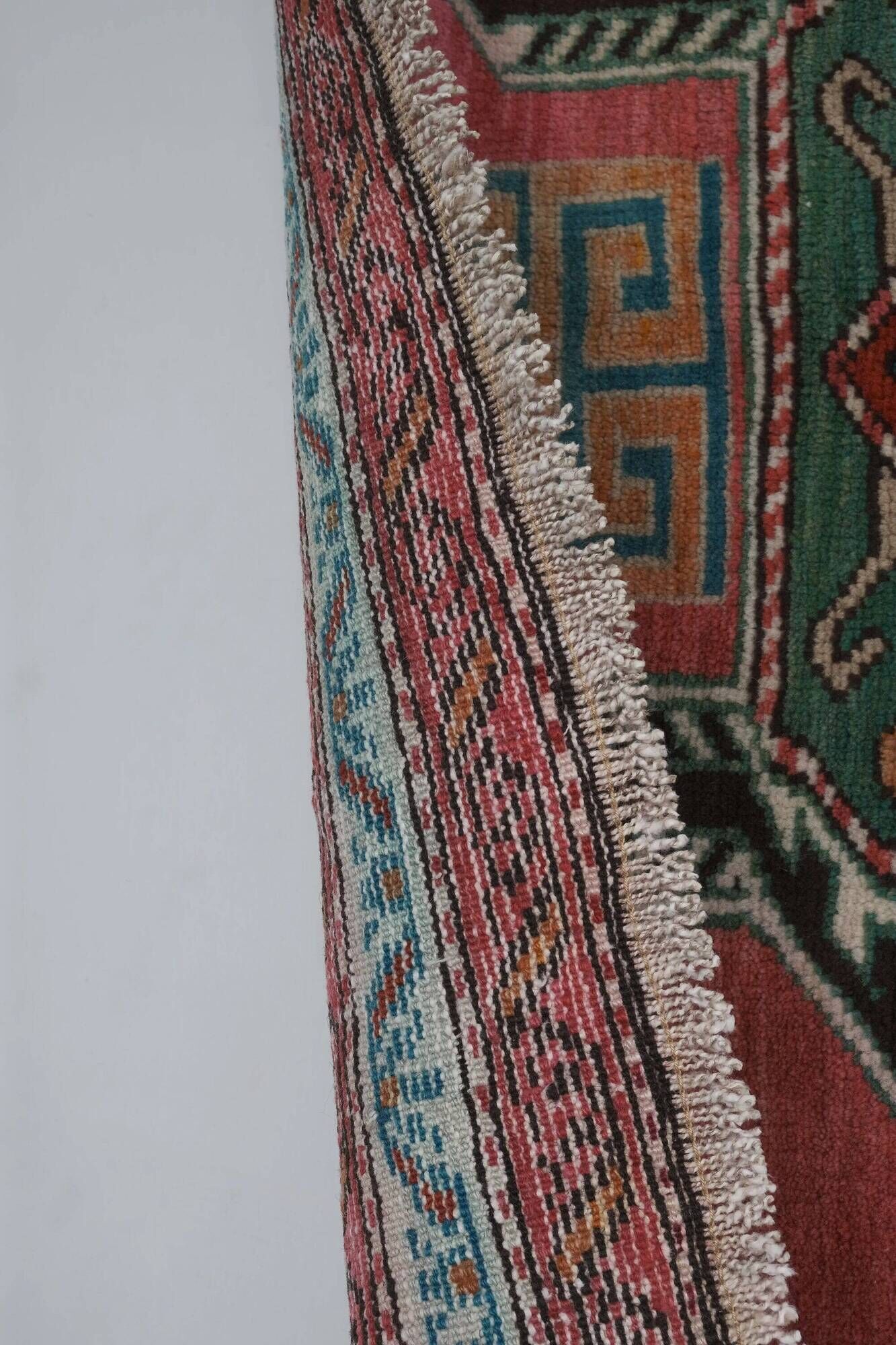 Vintage handmade Turkish rug 120x199 cm