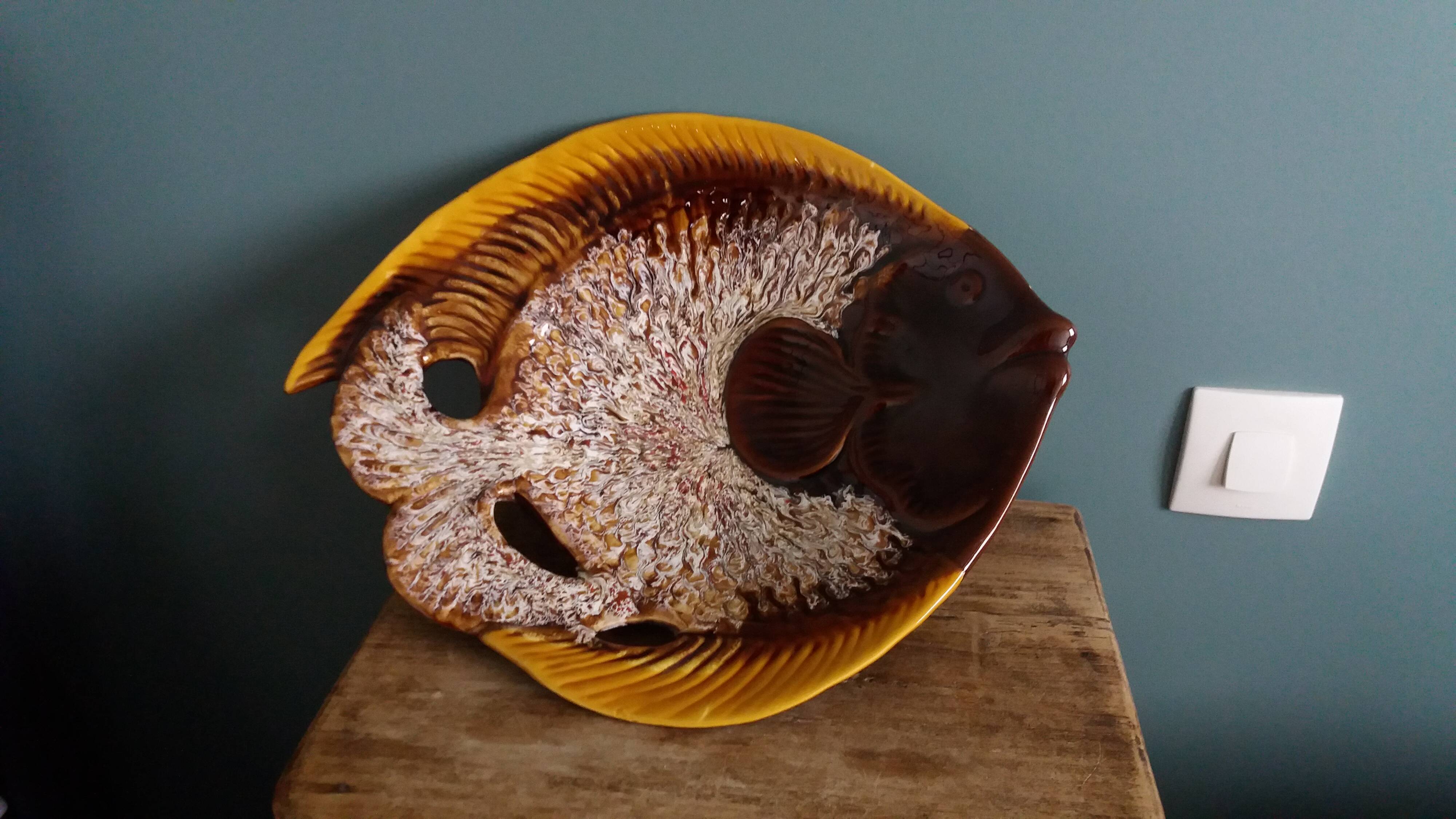 Zoomorphic fish-shaped slipcase in slipware, Vallauris