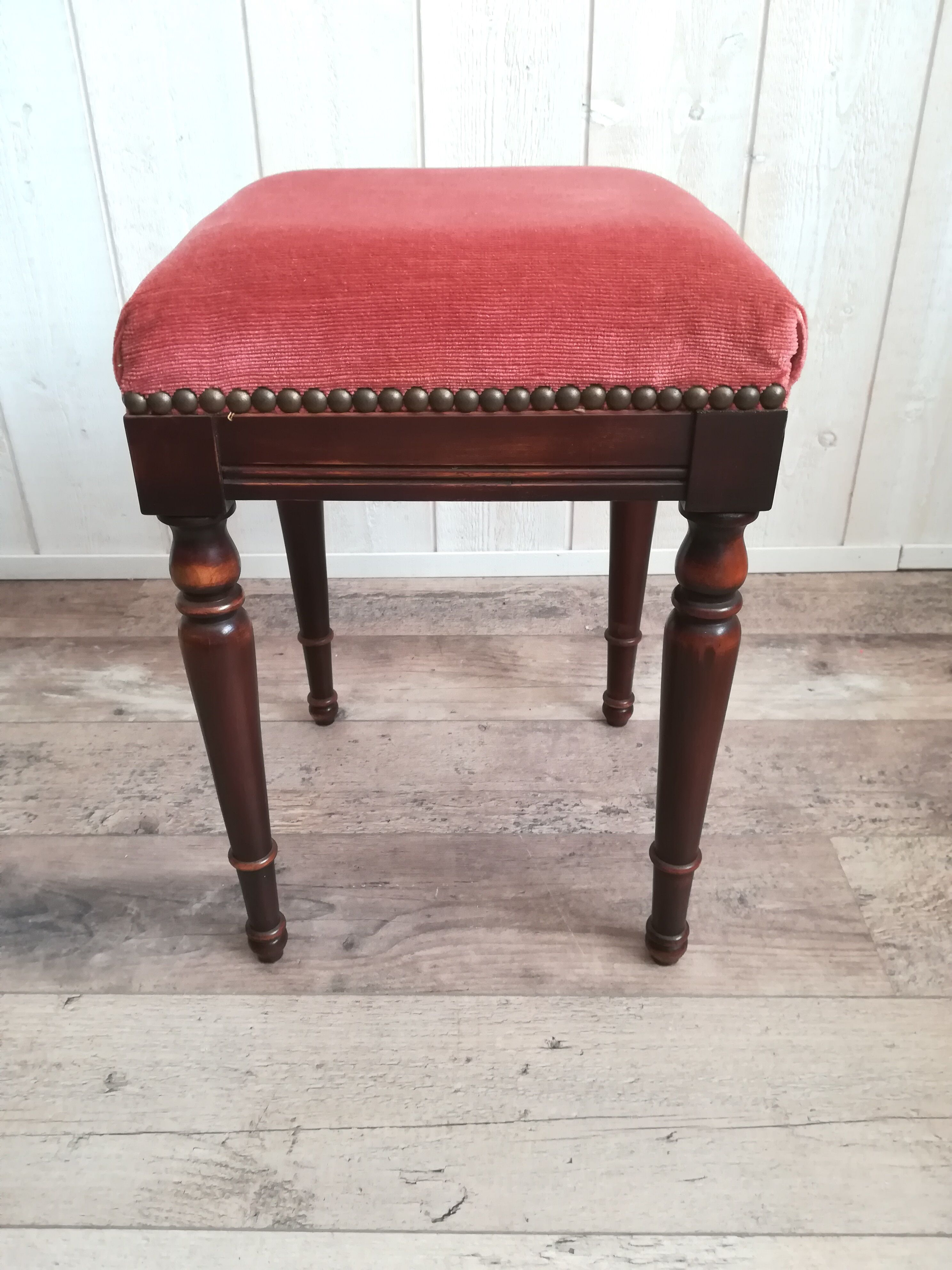 Rests pink velvet feet