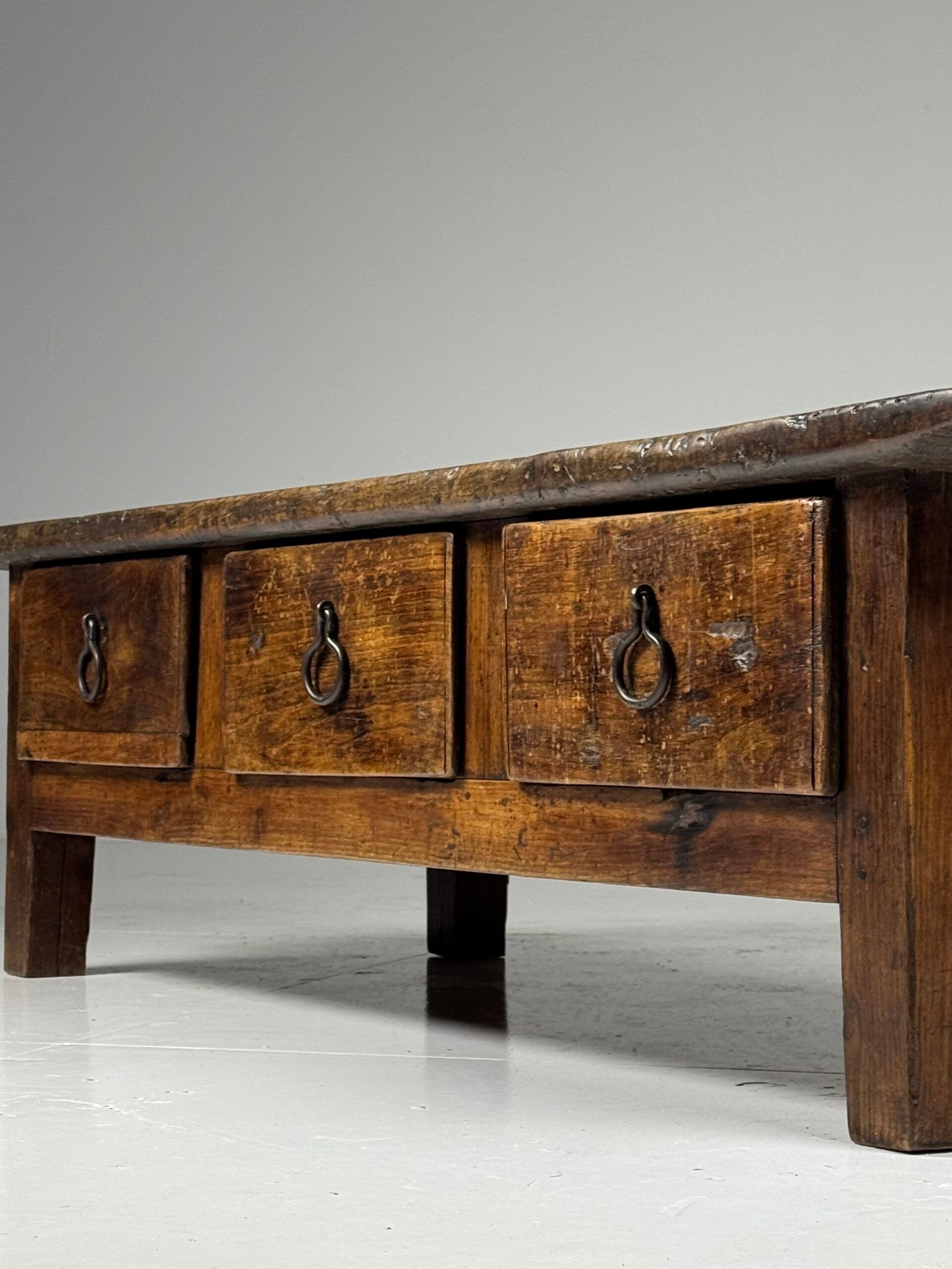 Table basse espagnole du XVIIIe siècle