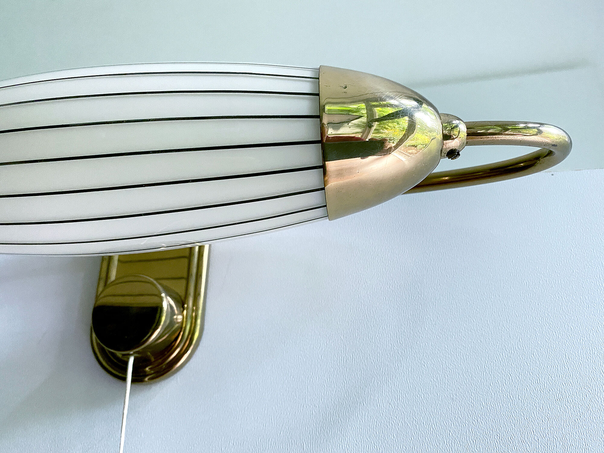 Applique art deco tete de lit, forme dirigeable, laiton opaline