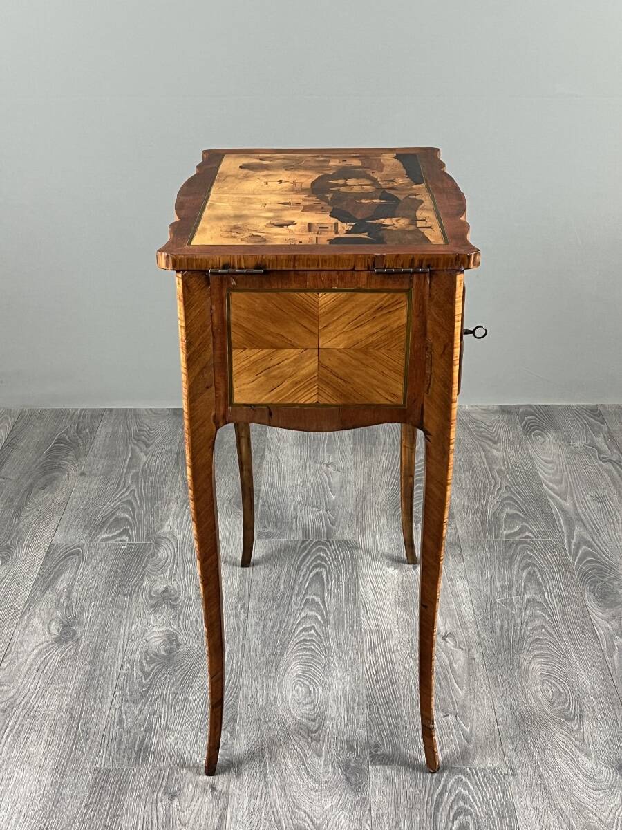 Sewing table in marquetry in the Louis XV style, 20th century