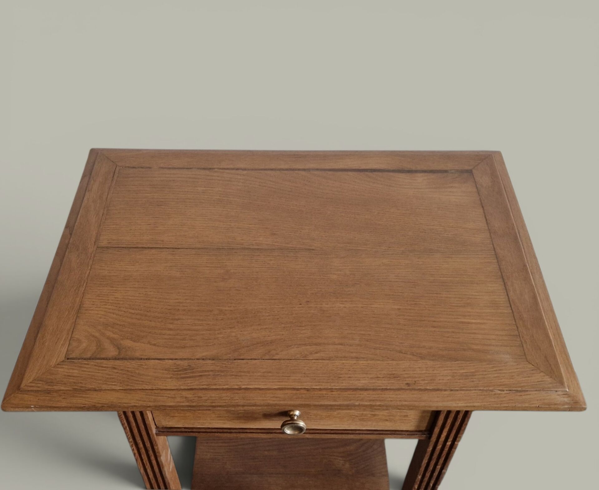 Table d’appoint chêne – Lignes architecturales, esprit moderniste 1940