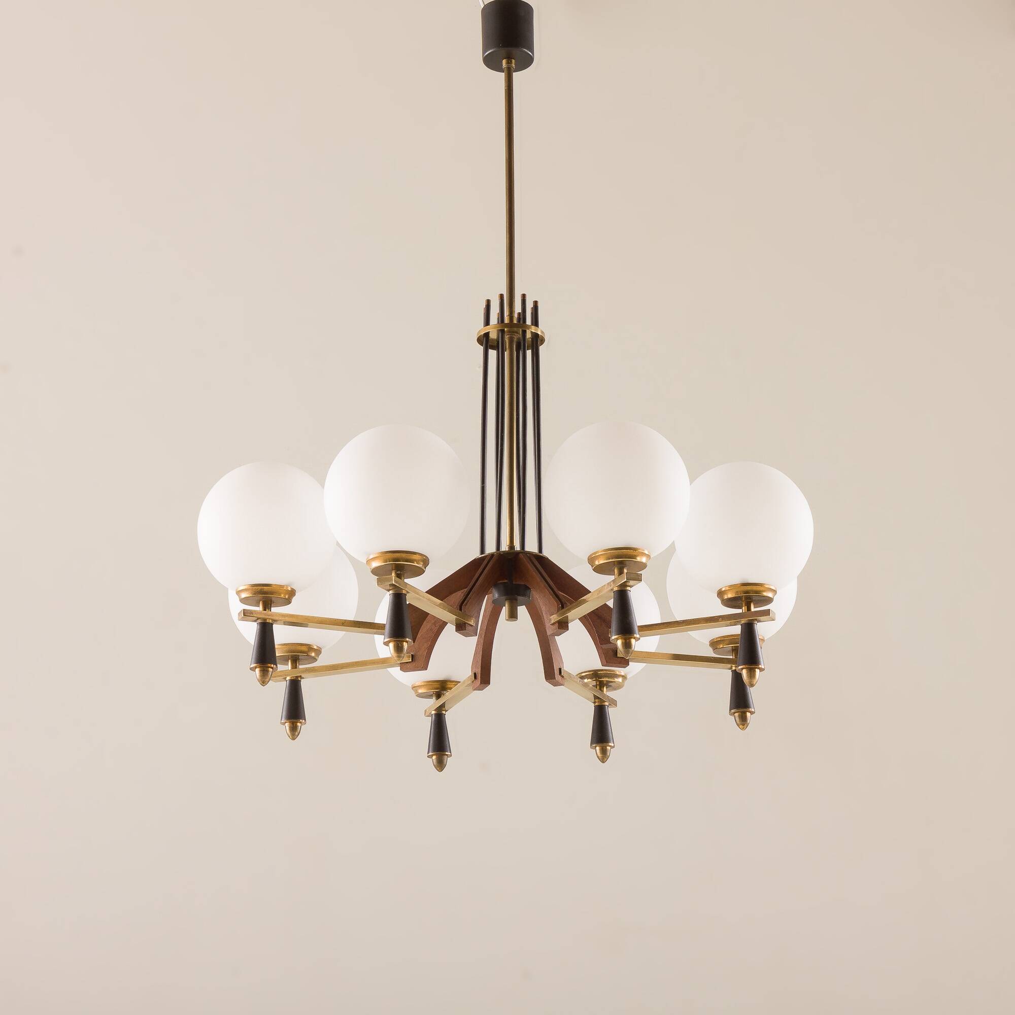 Italian mid-century chandelier in brass and teak, 1960s