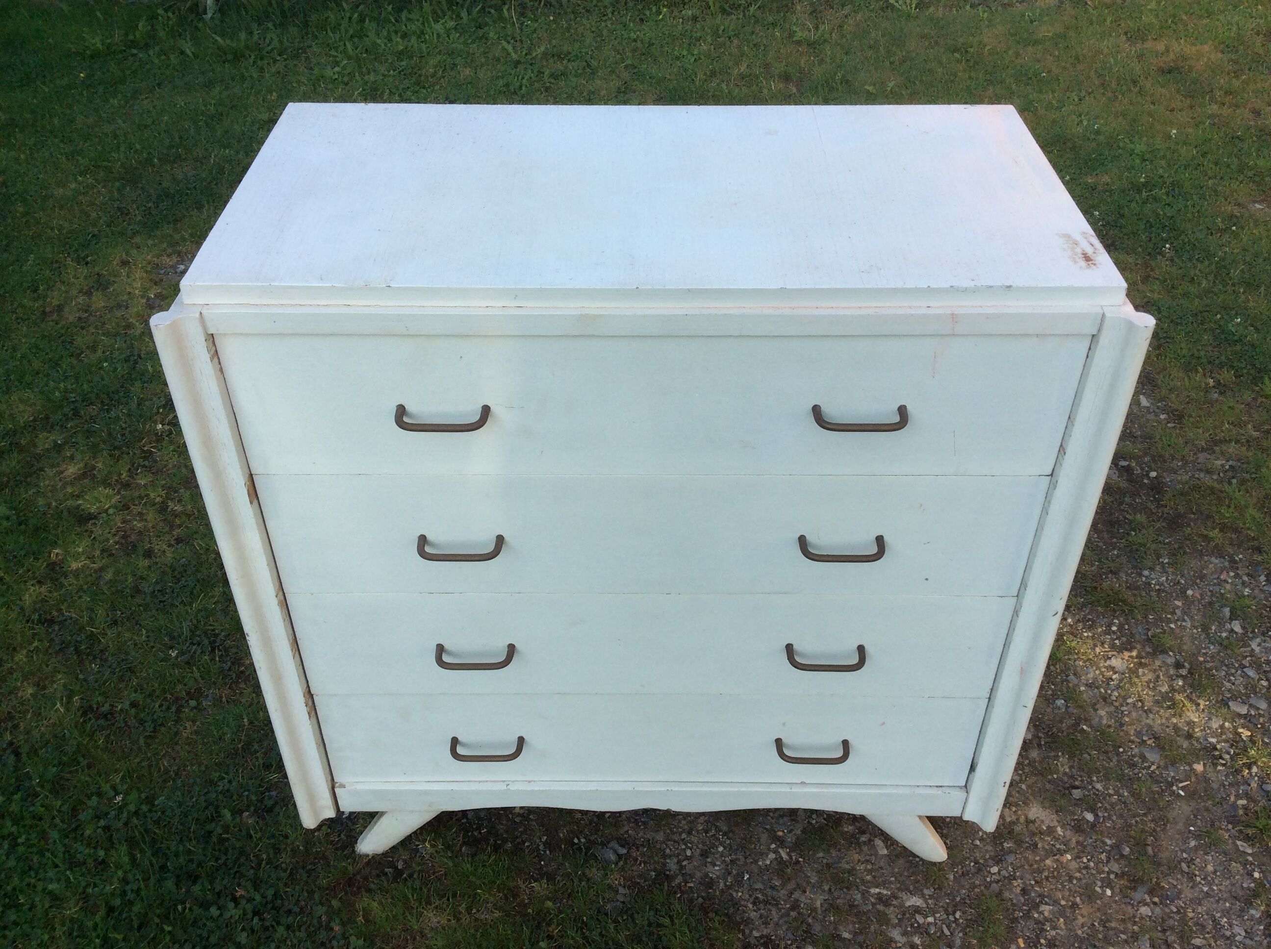 Commode vintage à pieds compas peinte en blanc