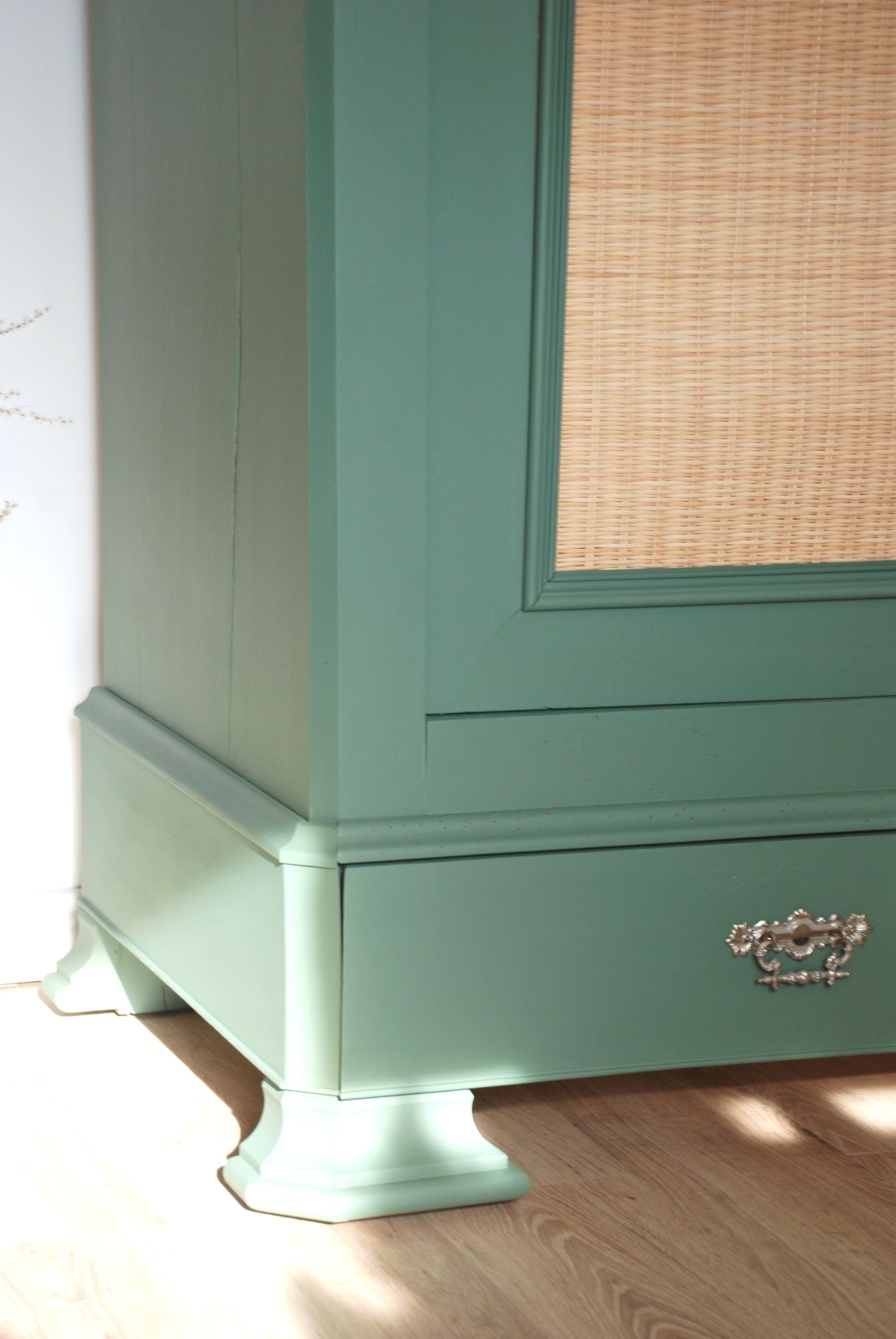 Armoire début XXe revisitée en vert treillis et cannage