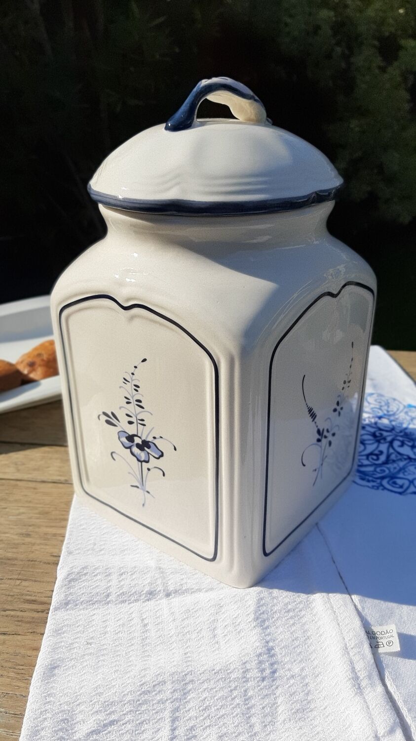 Luxembourg Villeroy and Boch pot