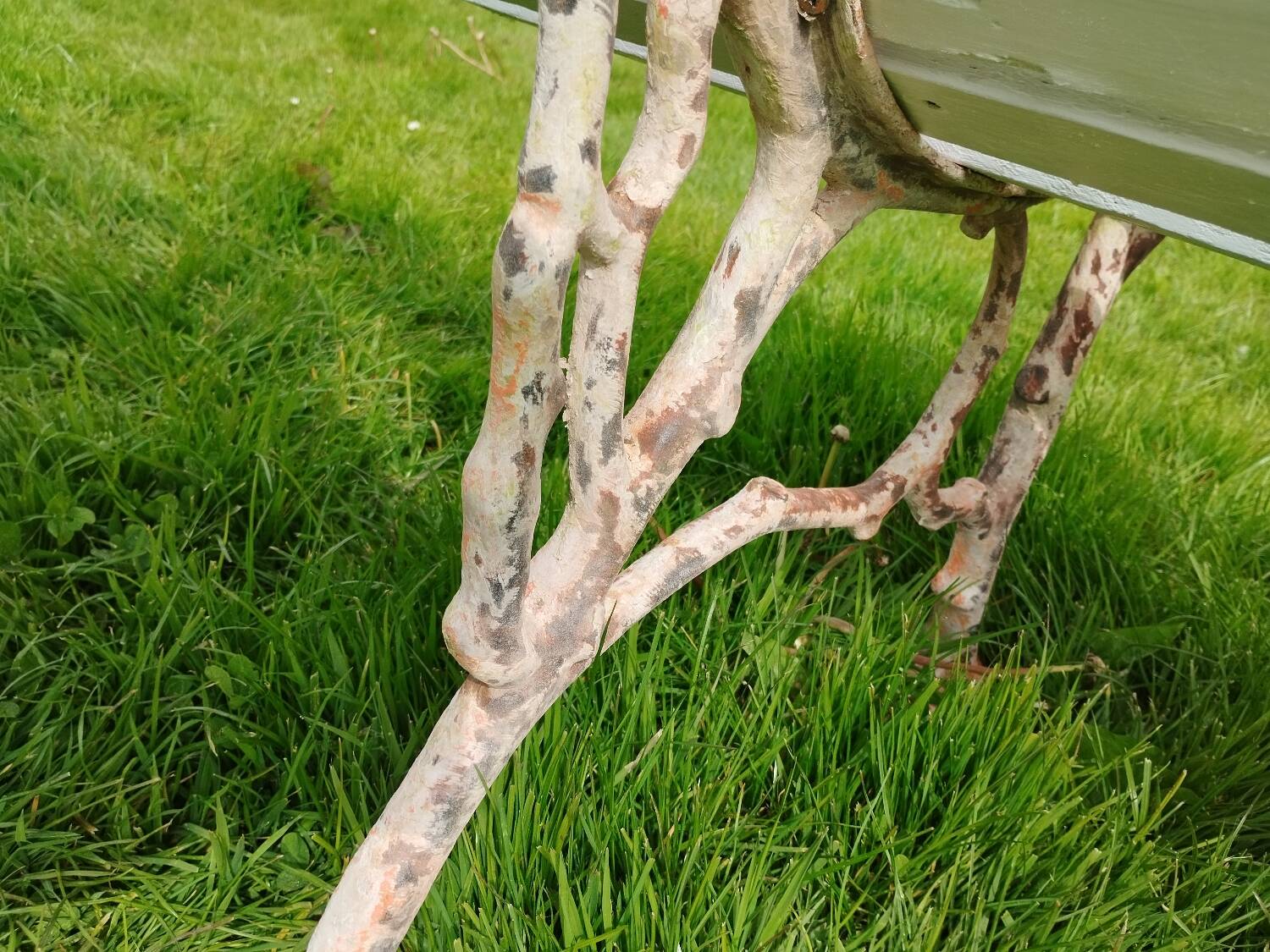 Banc de jardin avec pieds en fonte ancien