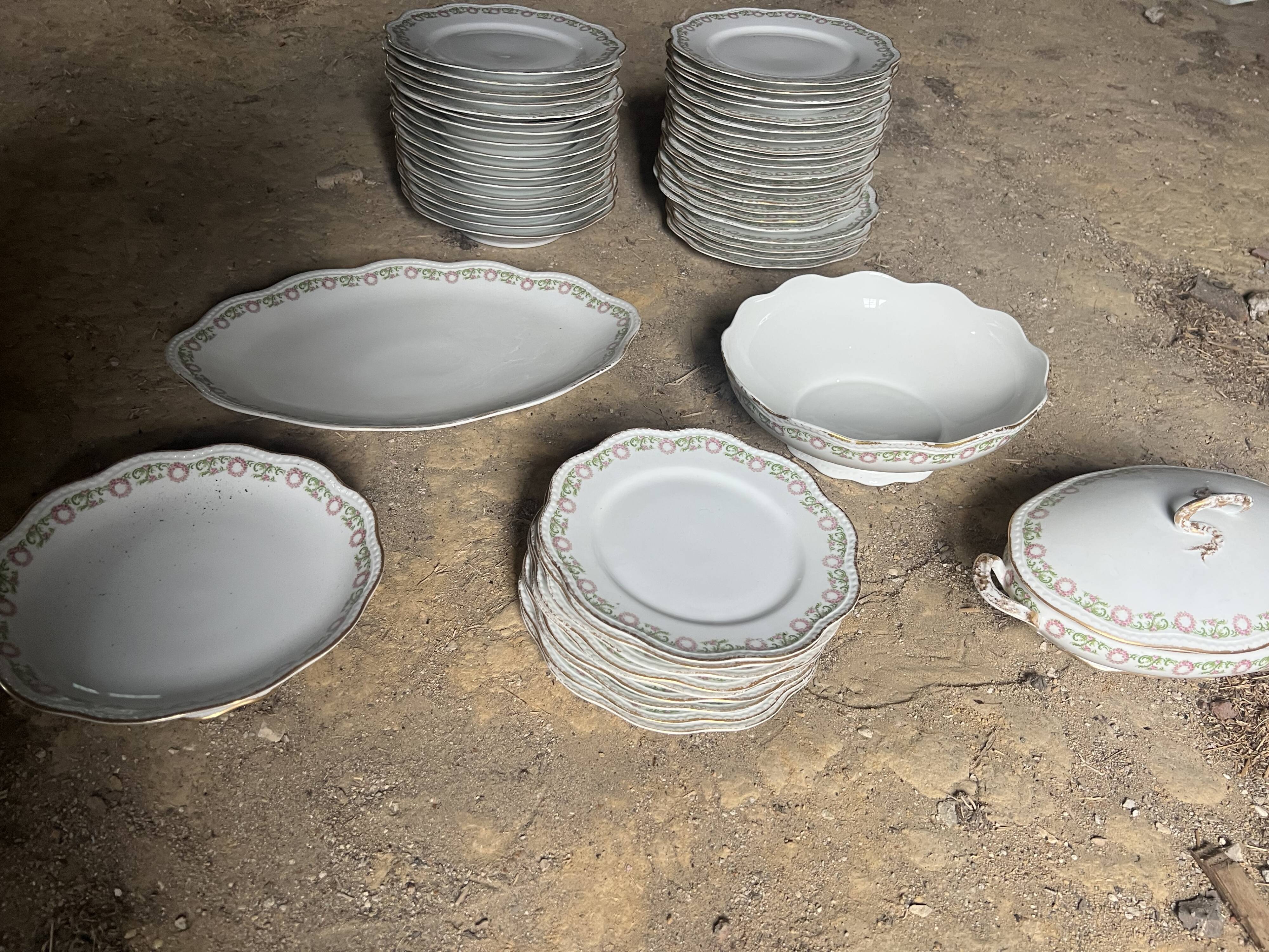 Large Limoges porcelain dinner service – floral decoration and gold trim