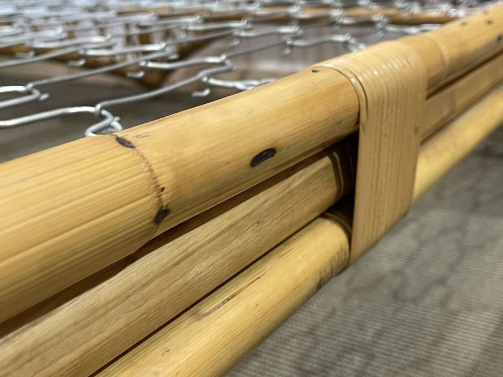 Lit en rotin des années 1960 avec son sommier métal.