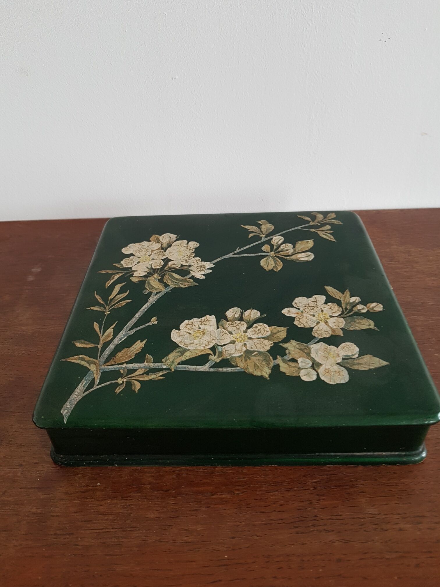 Old green lacquer box floral decoration