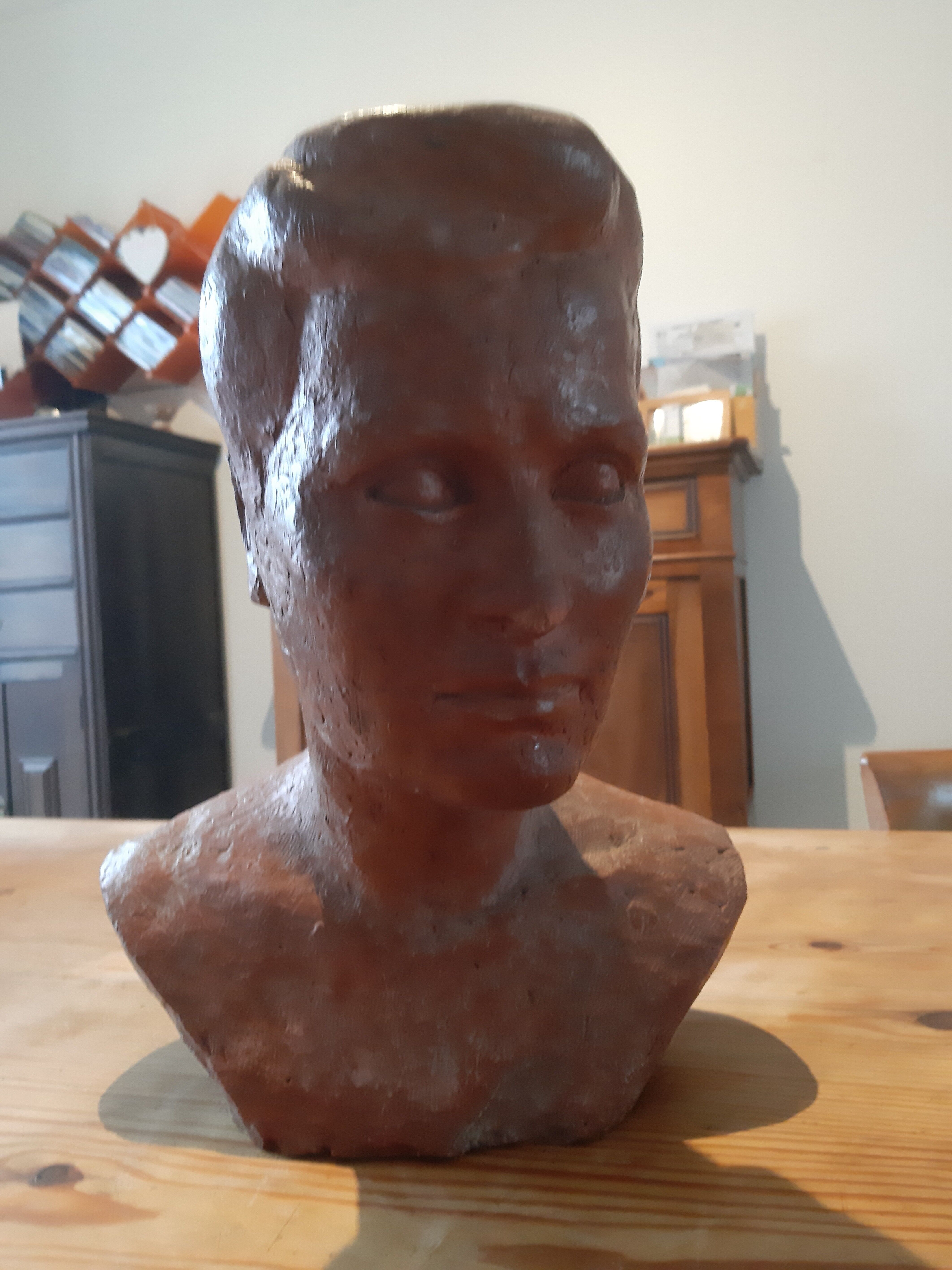 Bust woman of the 50s in terracotta