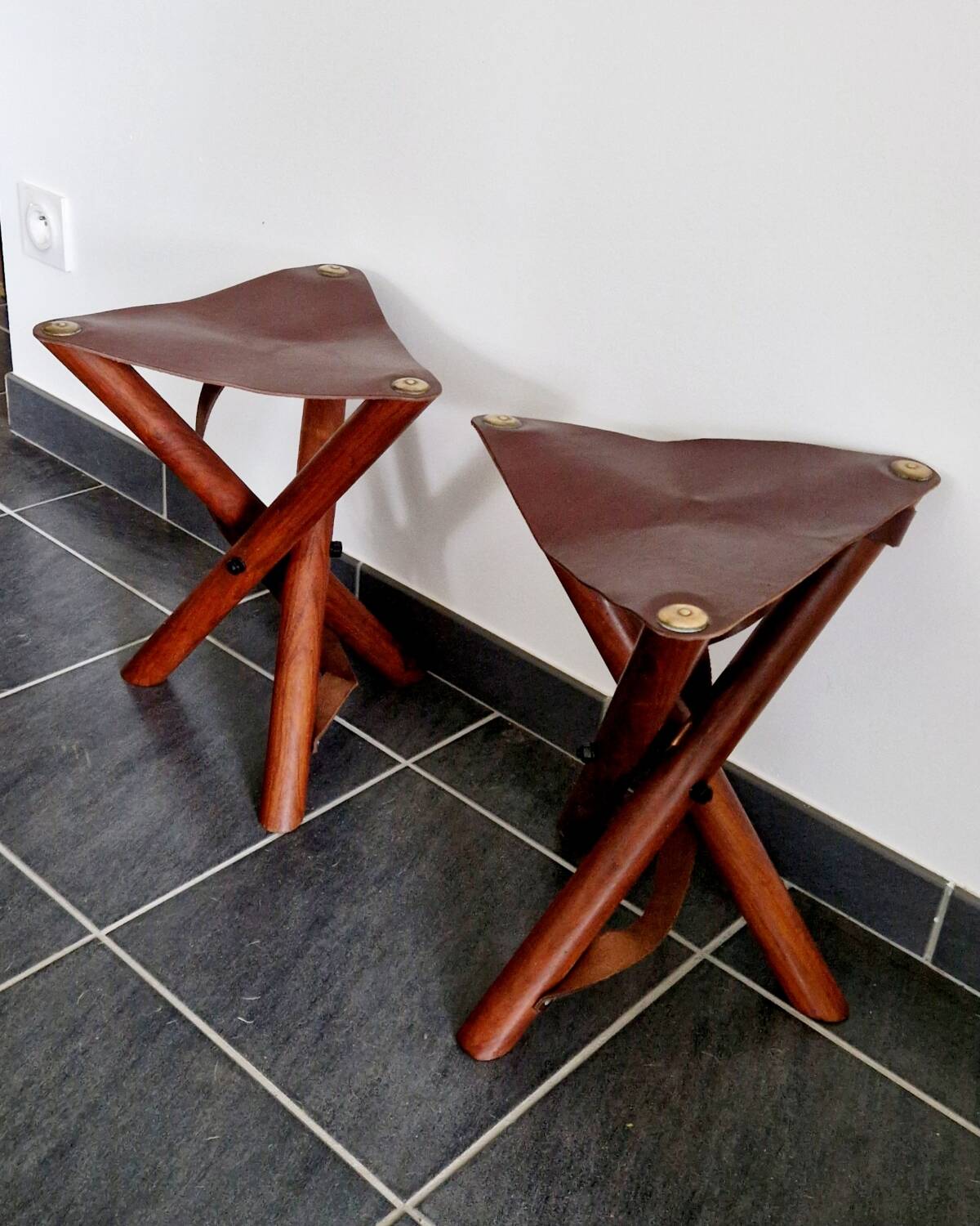 Ensemble de tabourets tripode teck et cuir