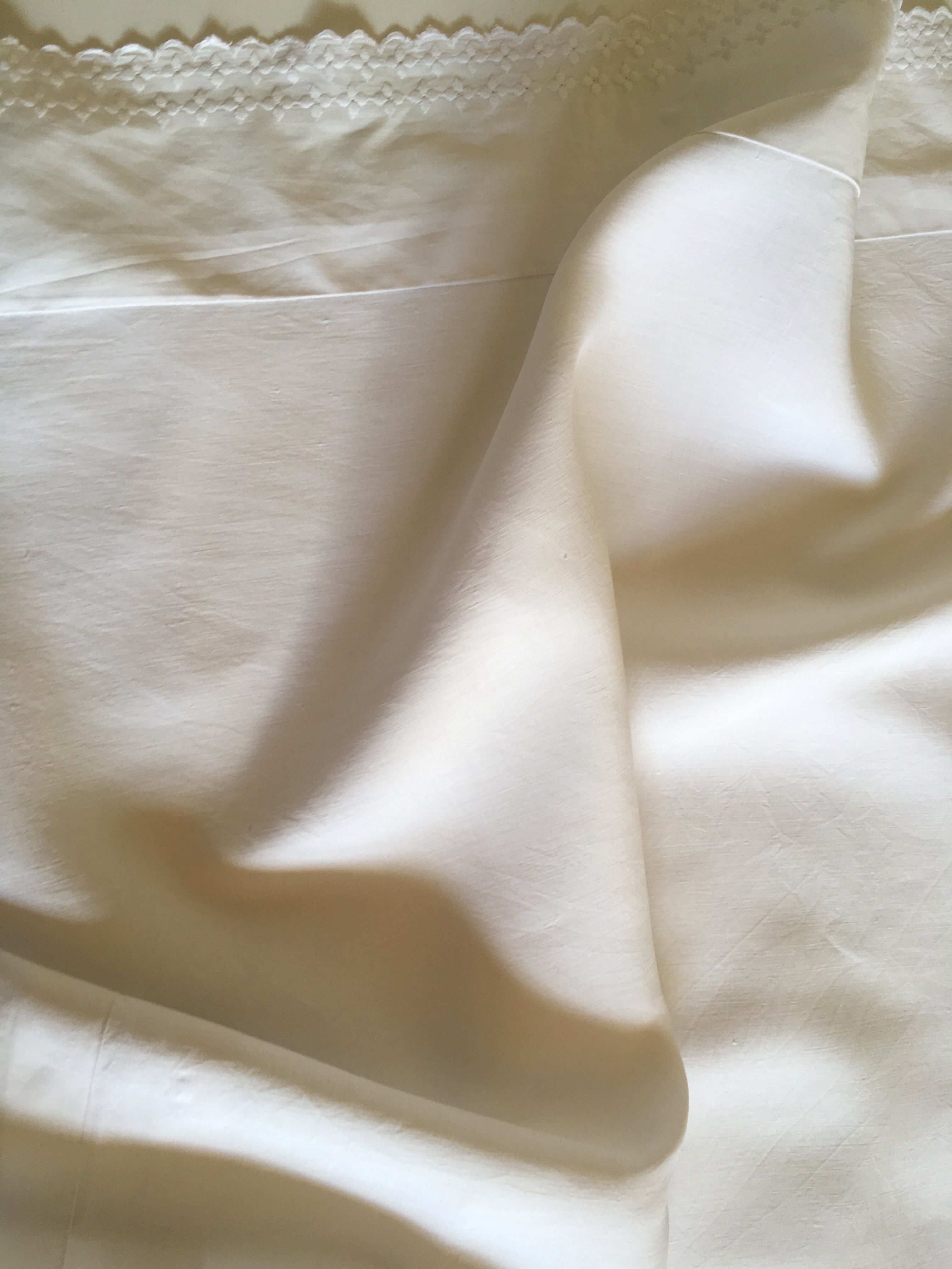 Pillowcase 19th century house at bellows in linen thread
