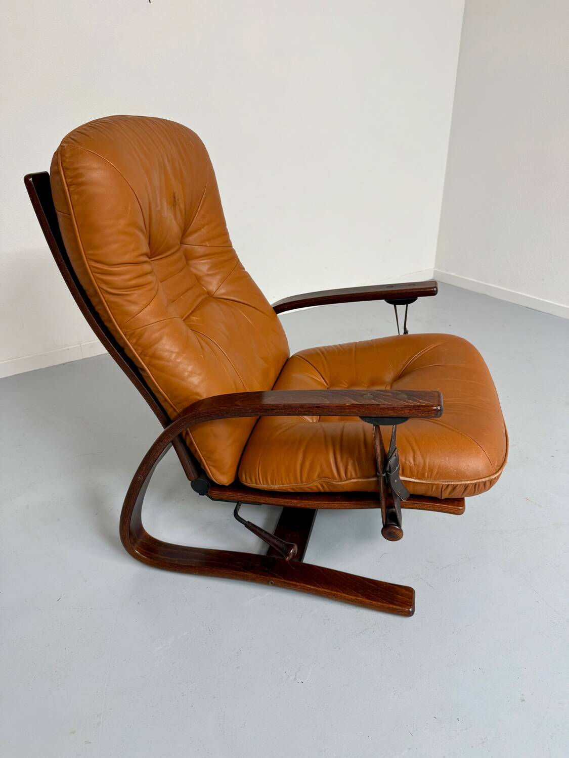 Antique "Panter" hanging armchair in Scandinavian design leather Westnofa an70